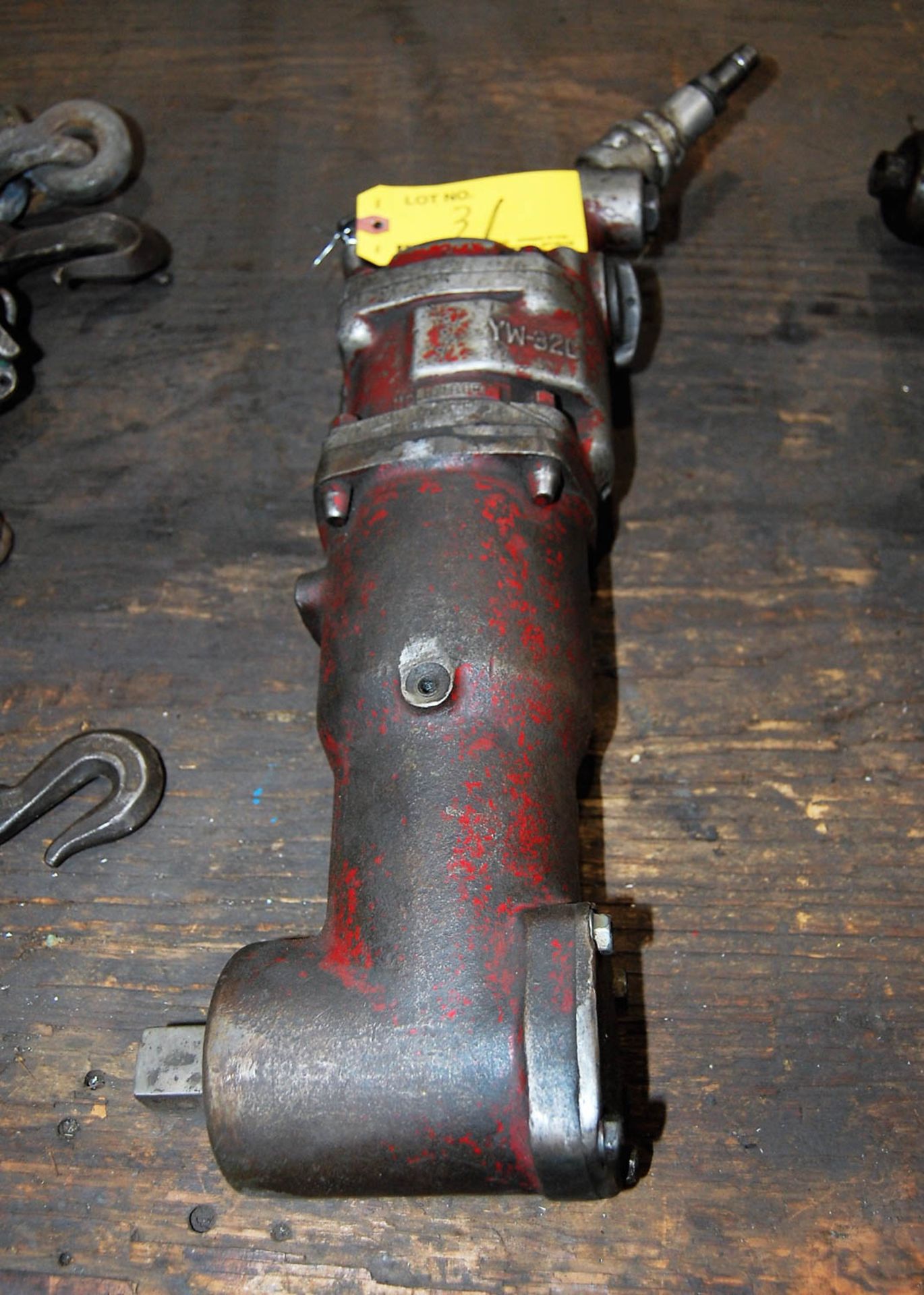 PNEUMATIC TORQUE WRENCH