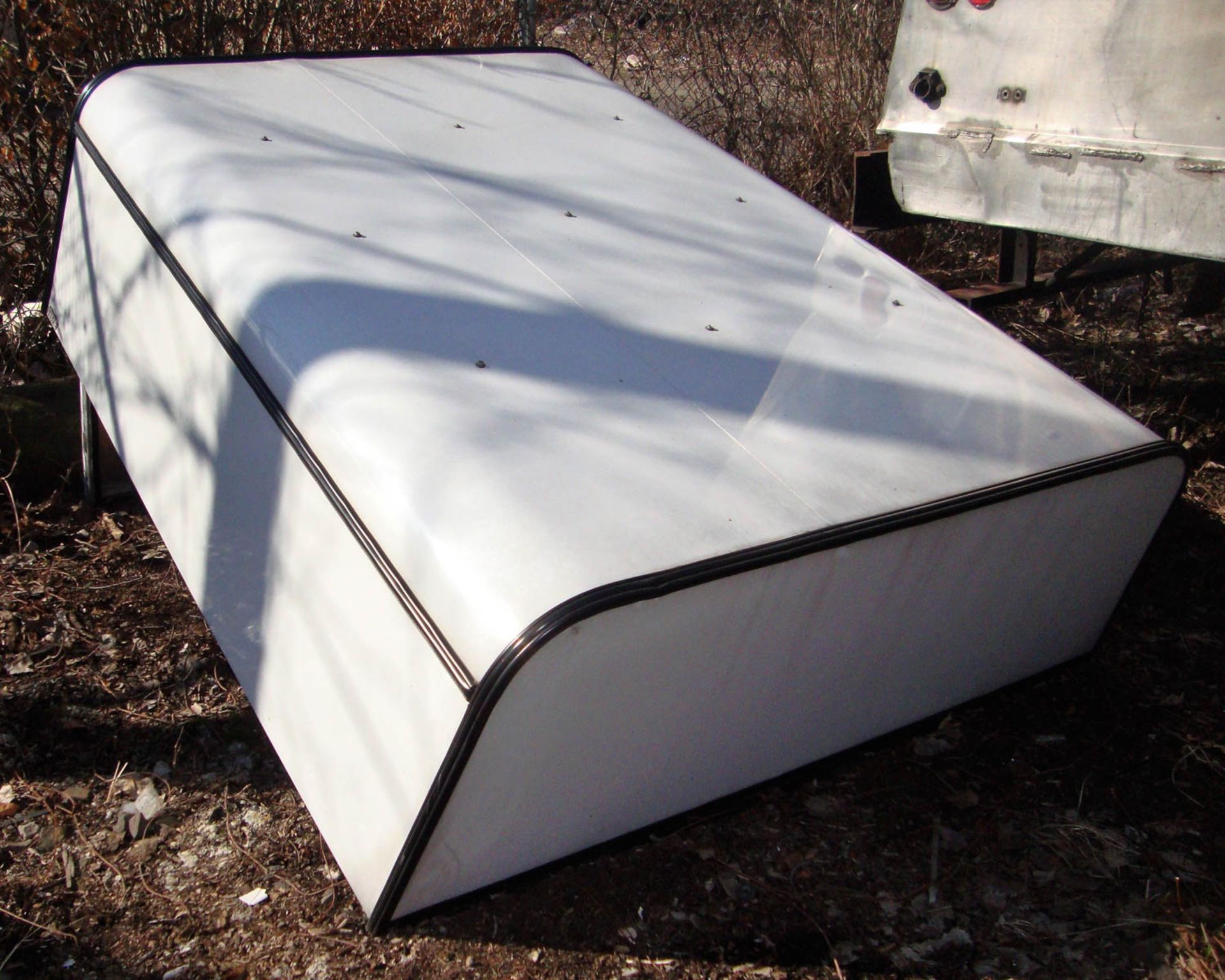 WHITE ARE FIBERGLASS PICKUP TRUCK BED CAP, WITH ONE SIDE STORAGE, 75'' X 62'' (FOR CHEVY COLORADO