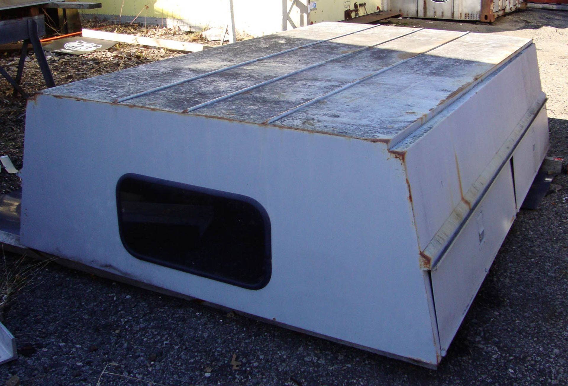 GRAY METAL PICKUP TRUCK CAP, WITH SIDE ENTRY DOORS, 8' X 67'' - Image 3 of 3