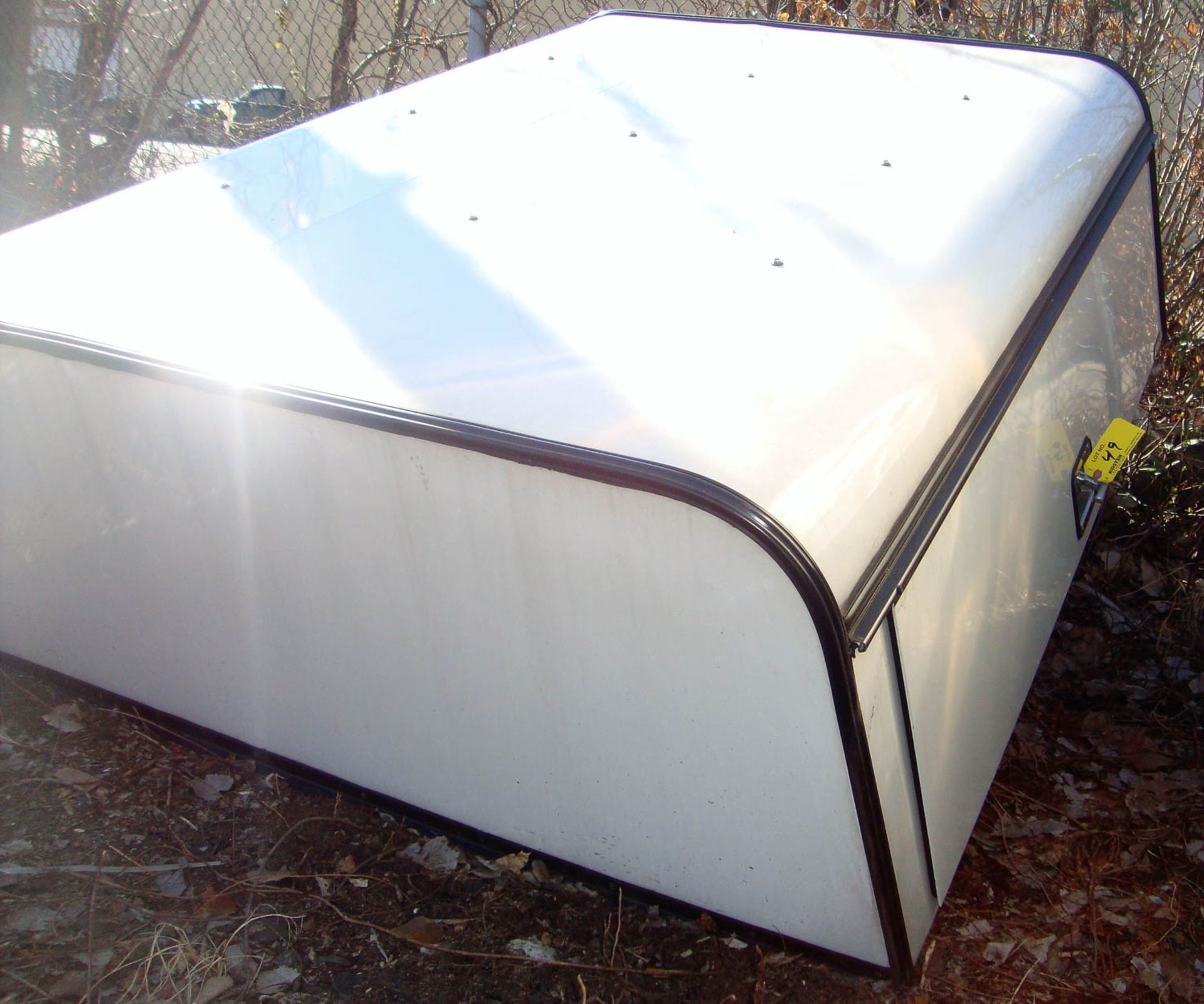 WHITE ARE FIBERGLASS PICKUP TRUCK BED CAP, WITH ONE SIDE STORAGE, 75'' X 62'' (FOR CHEVY COLORADO - Image 2 of 3