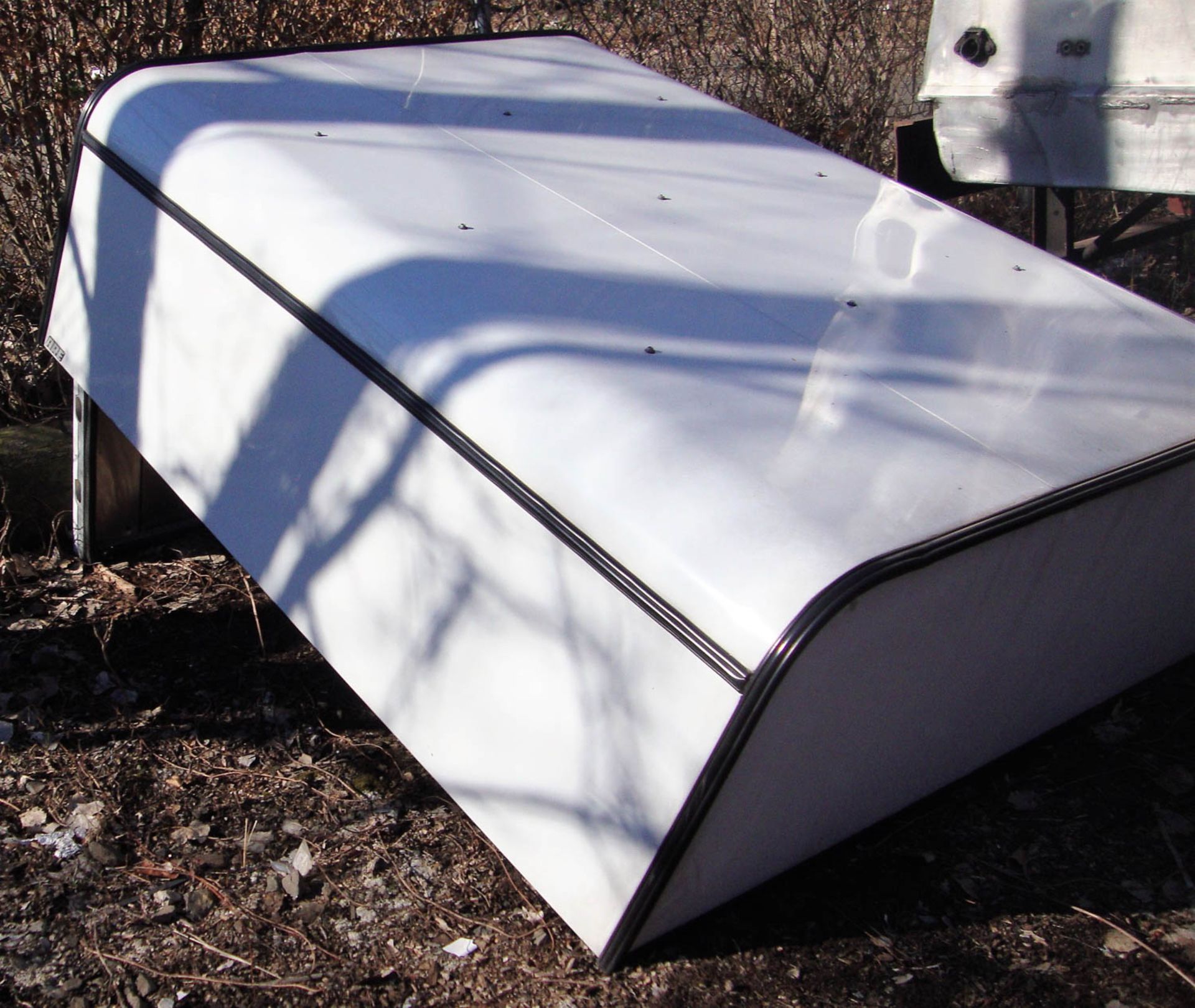 WHITE ARE FIBERGLASS PICKUP TRUCK BED CAP, WITH ONE SIDE STORAGE, 75'' X 62'' (FOR CHEVY COLORADO - Image 3 of 3