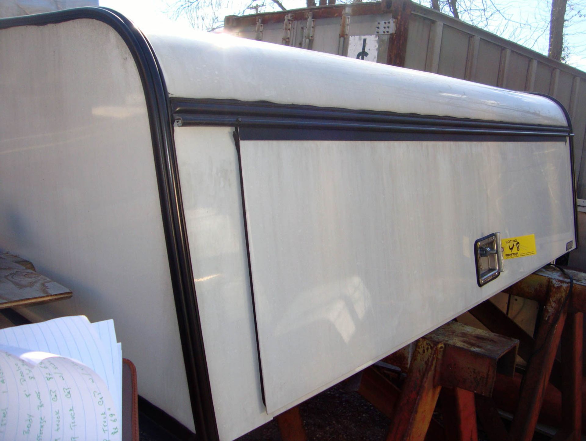 WHITE ARE FIBERGLASS PICKUP TRUCK BED CAP, WITH ONE SIDE STORAGE, 75'' X 62'' (FOR CHEVY COLORADO