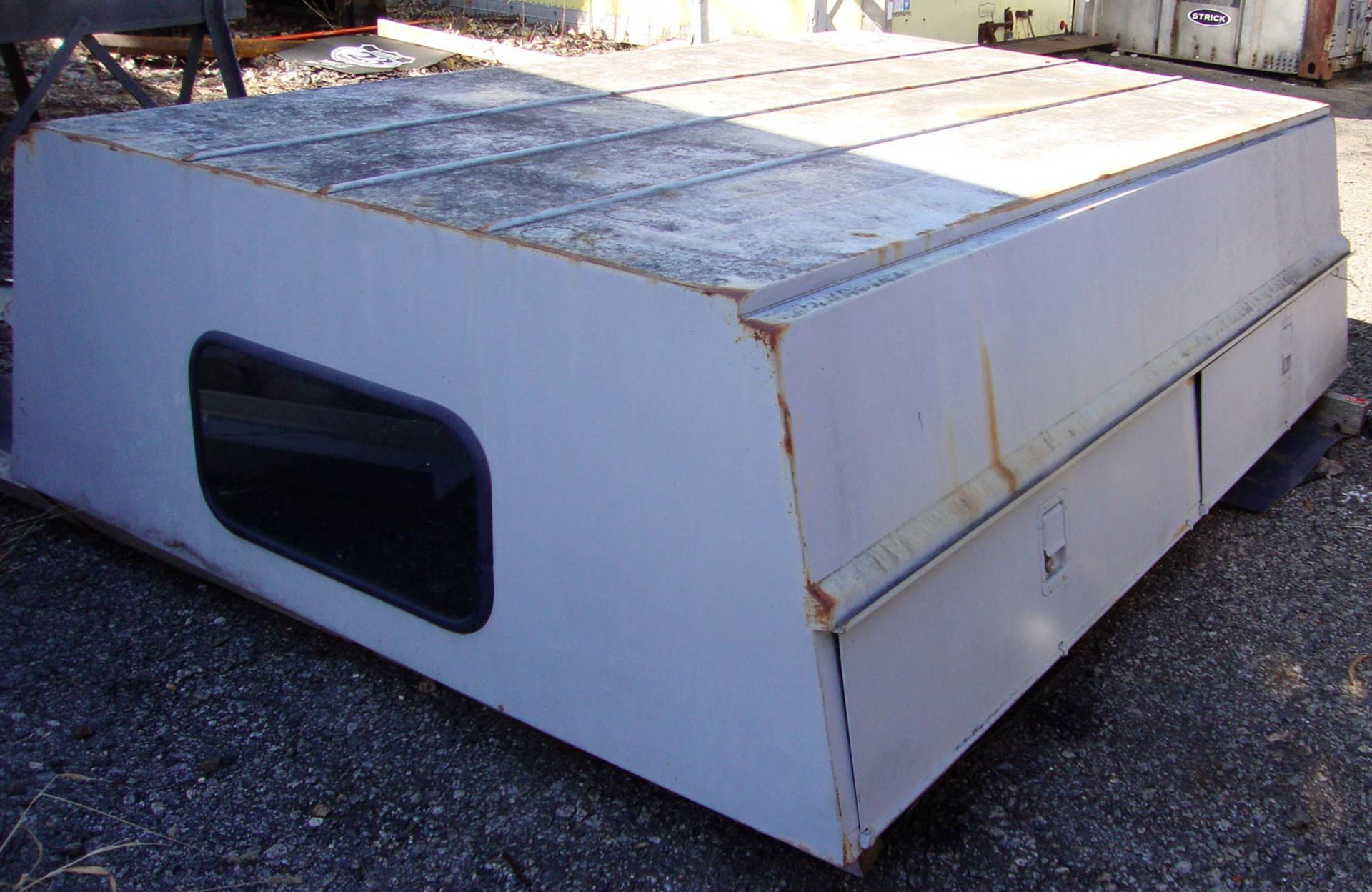 GRAY METAL PICKUP TRUCK CAP, WITH SIDE ENTRY DOORS, 8' X 67'' - Image 2 of 3