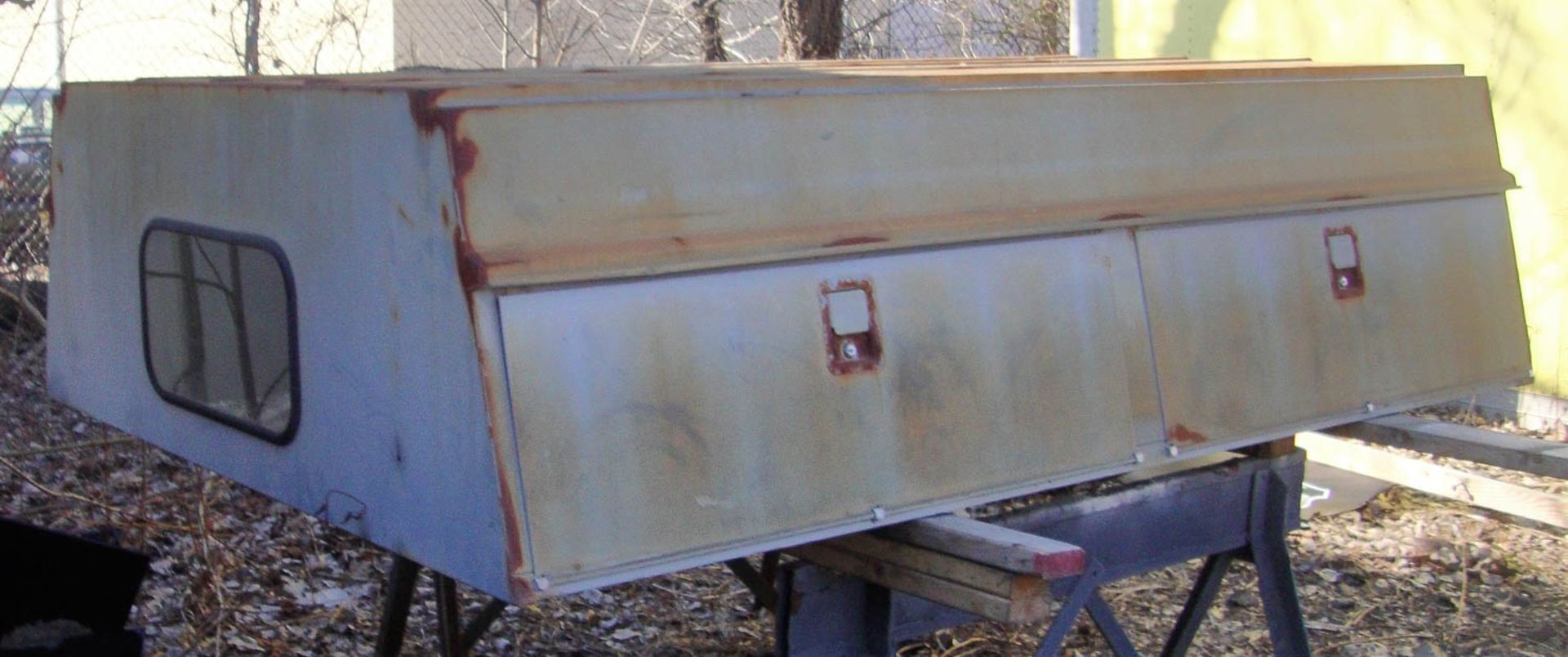 GRAY METAL PICKUP TRUCK CAP, WITH SIDE ENTRY DOORS, 8' X 72'' - Image 3 of 3