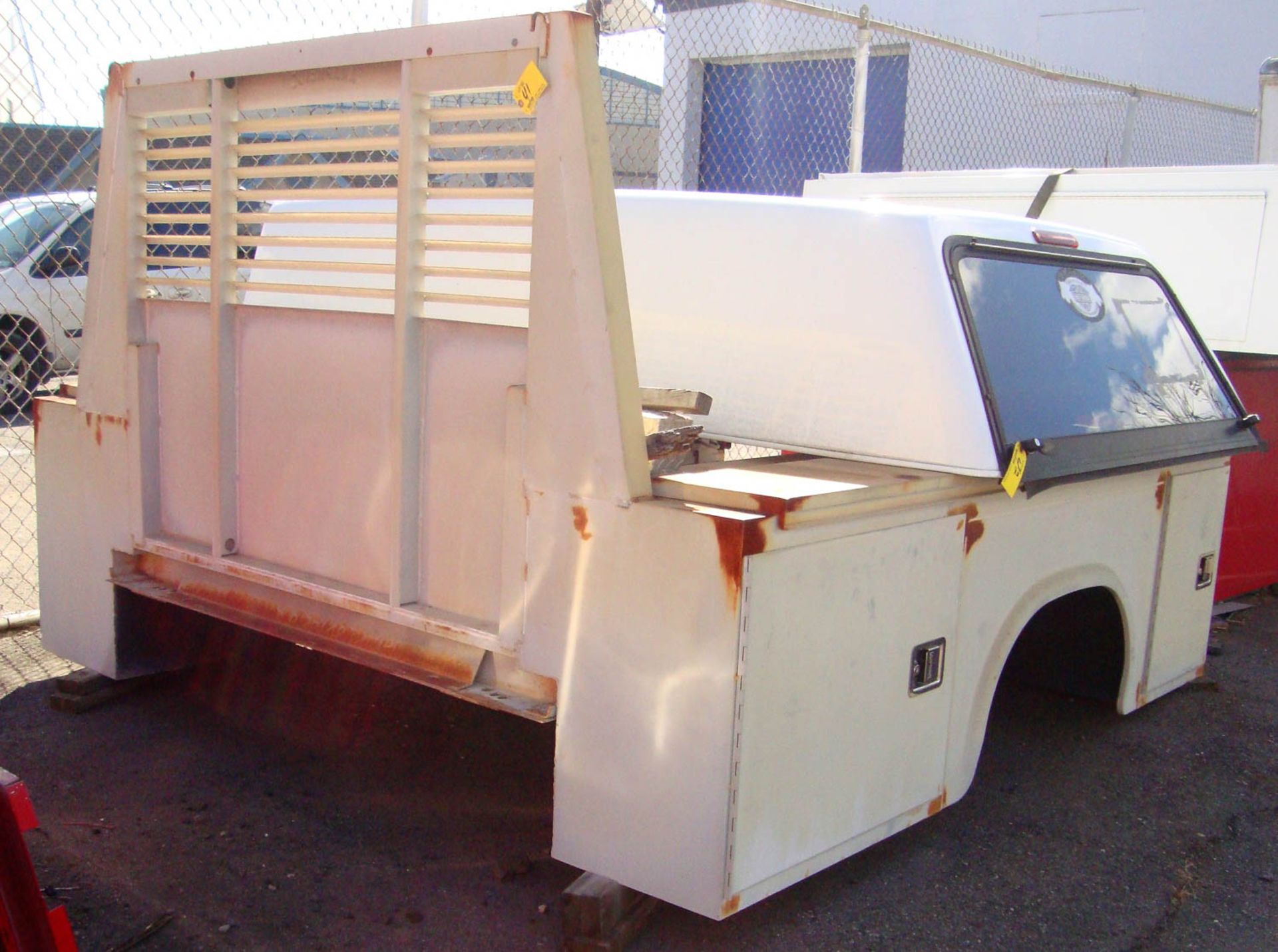 KNAPHIDE 8' DOOLIE PICKUP TRUCK CAB, WITH STORAGE BINS - Image 3 of 4