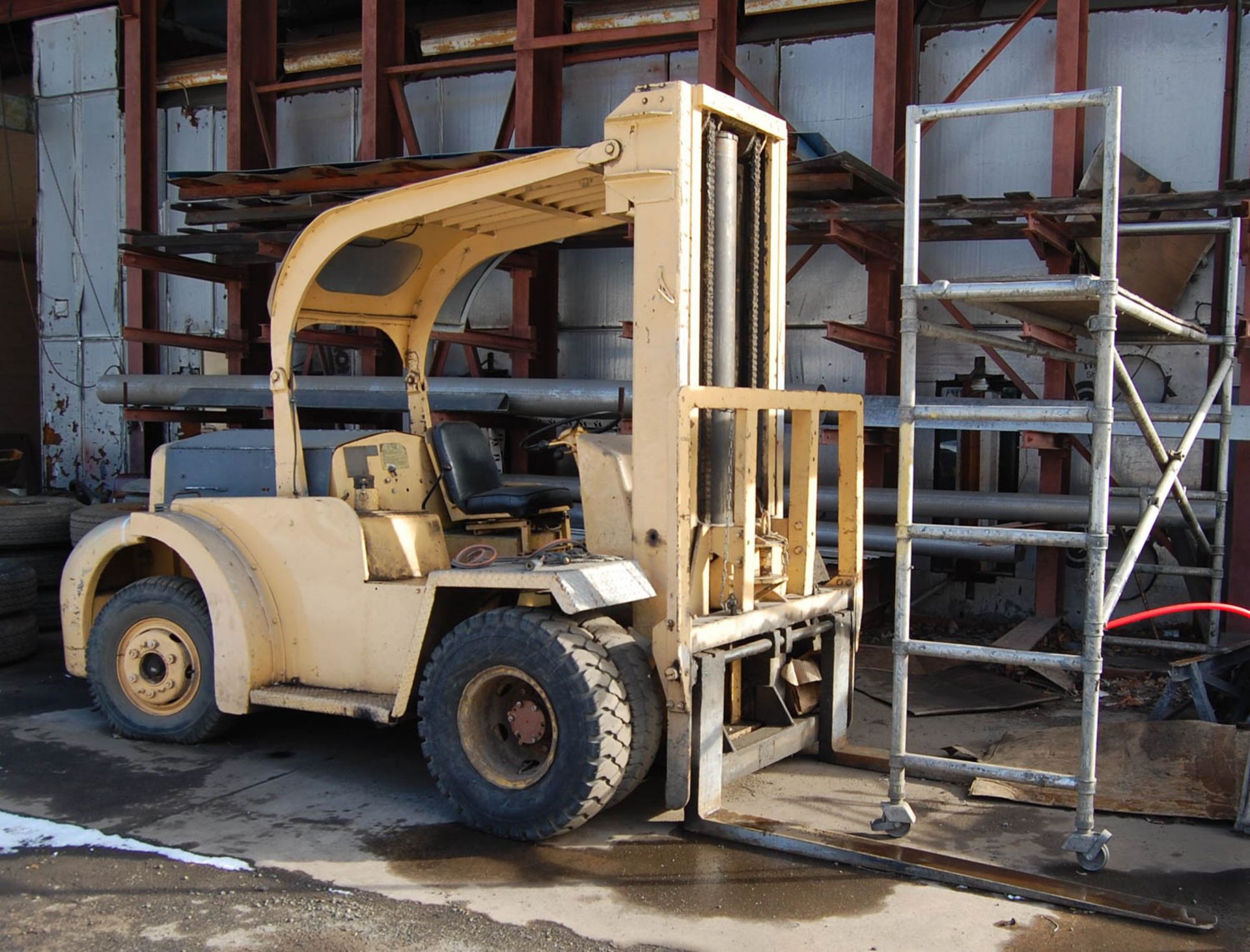 HYSTER MDL. RT-150 ''SPACESAVER'' 15,000# CAPACITY FORKLIFT TRUCK, PNEUMATIC TIRES, S/N: RT-67453