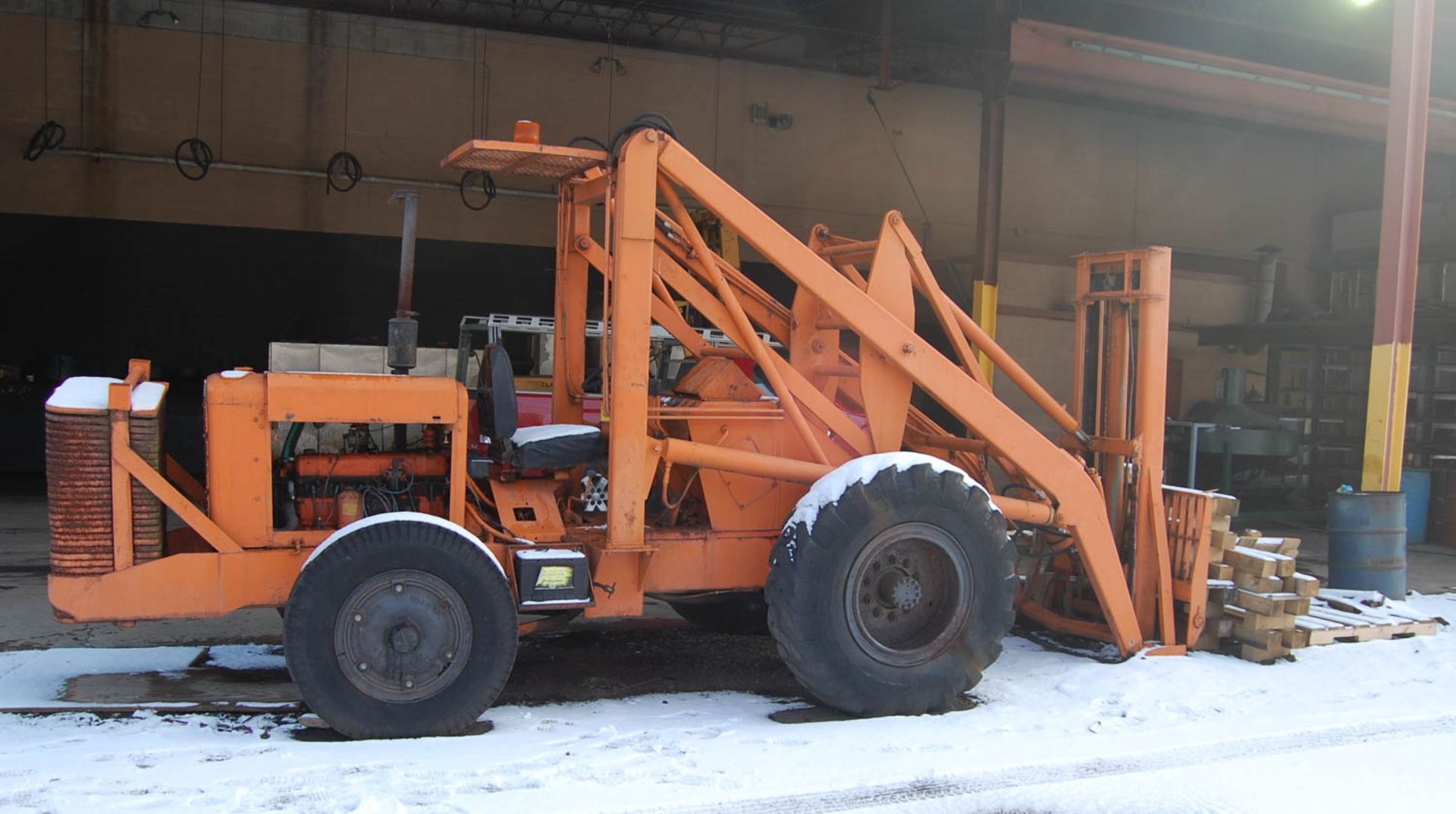 INTERNATIONAL HARVESTER FORKLIFT TRUCK