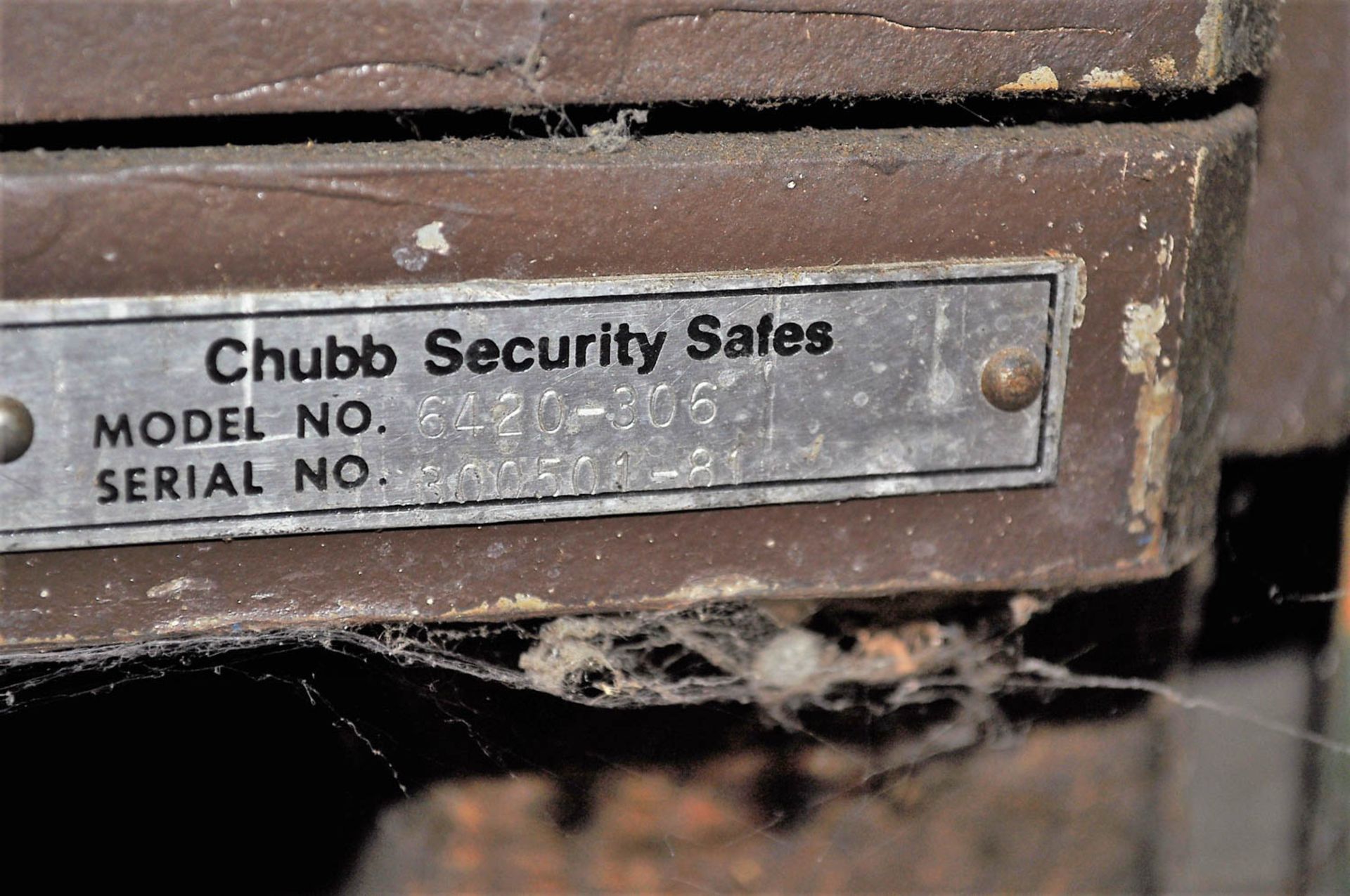 CHUBB SECURITY MDL. 6420-306 SINGLE DOOR FLOOR SAFE, 64'' HIGH X 22-1/4'' WIDE X 22-1/4'' LONG, S/N: - Image 3 of 3