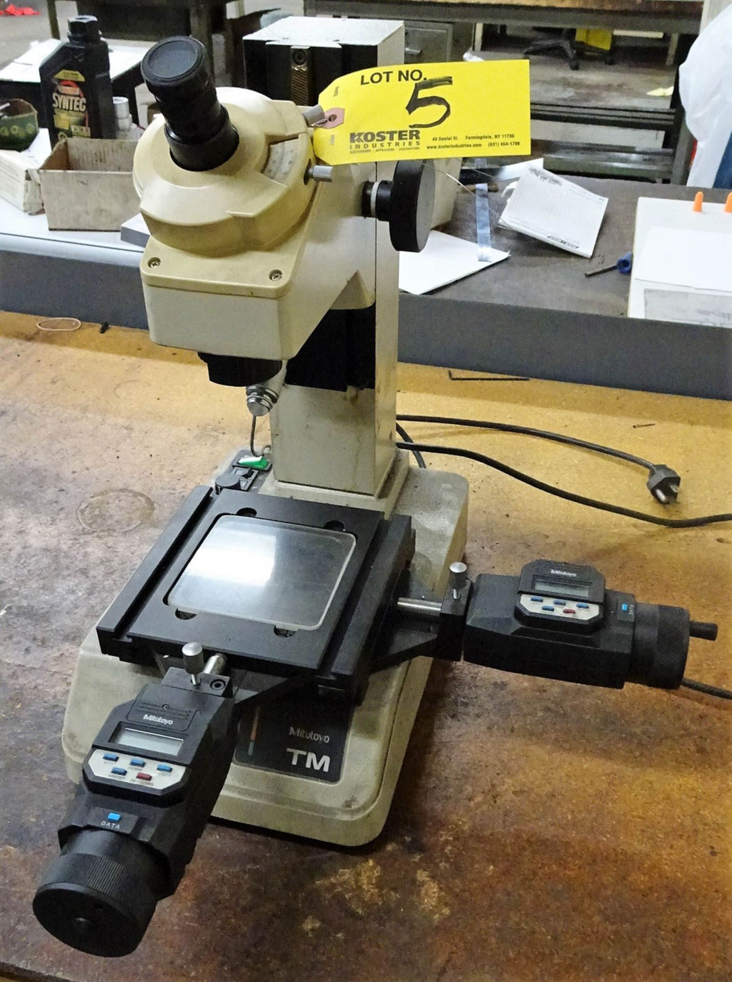 MITUTOYO MDL. TM TOOL MAKERS MICROSCOPE WITH DIGITAL TABLE READOUT, DIAL CONTROLS, AND LOW VOLTAGE
