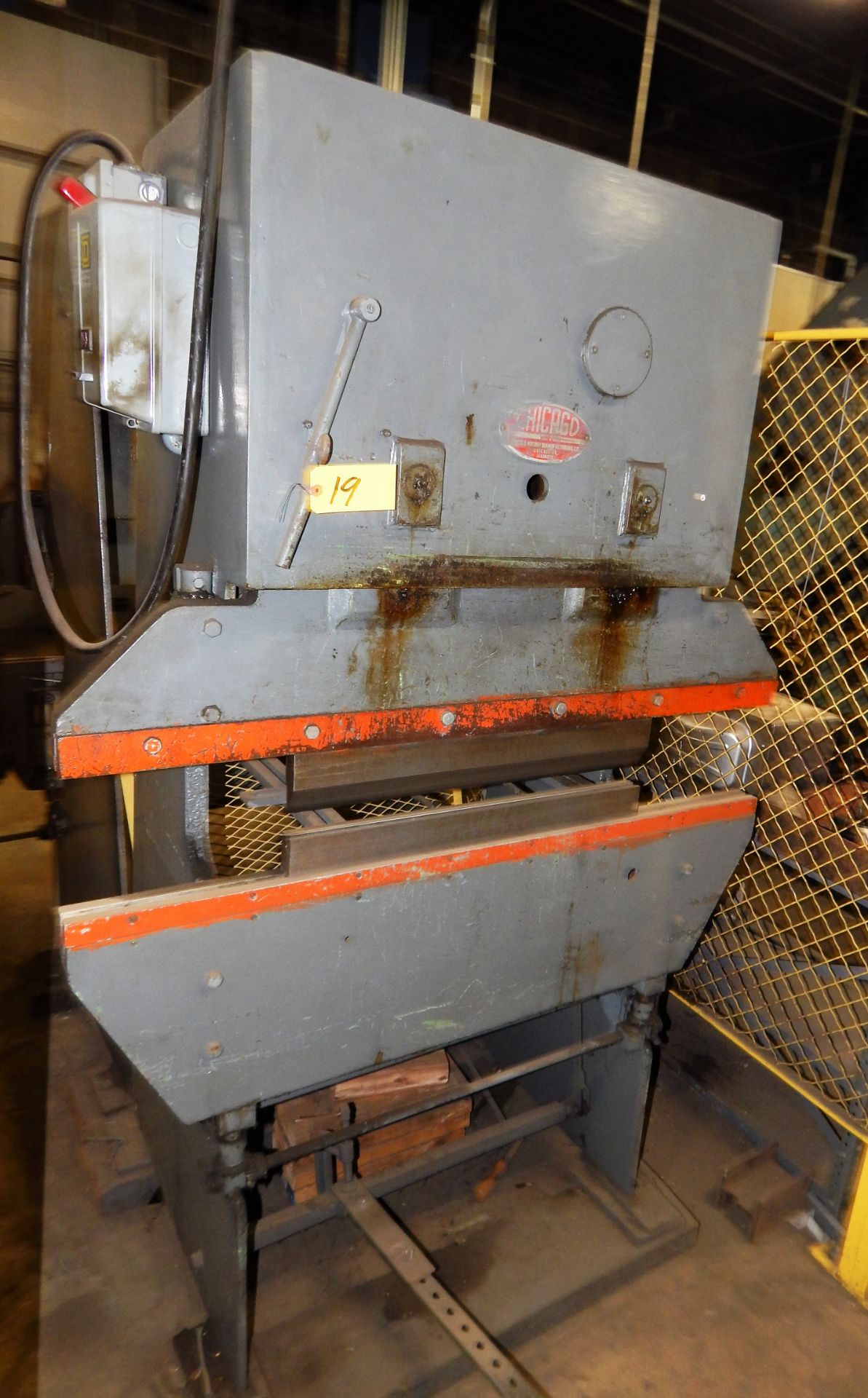 CHICAGO DREIS & KRUMP 4' X 11 TON PRESS BRAKE, 31" BETWEEN HOUSINGS, FOOT PEDAL, S/N: LW7714