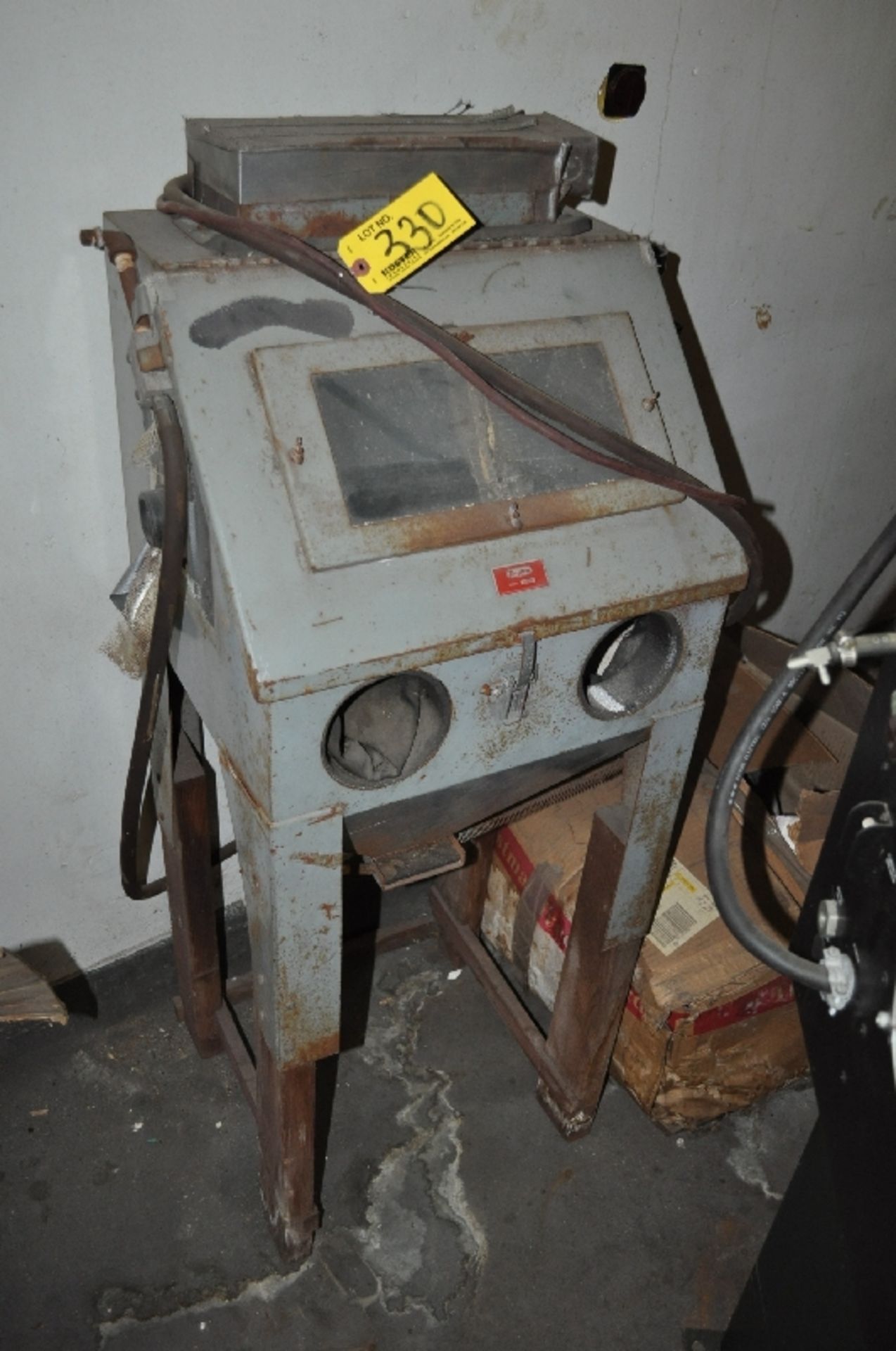 DAYTON REACH IN BLAST CABINET