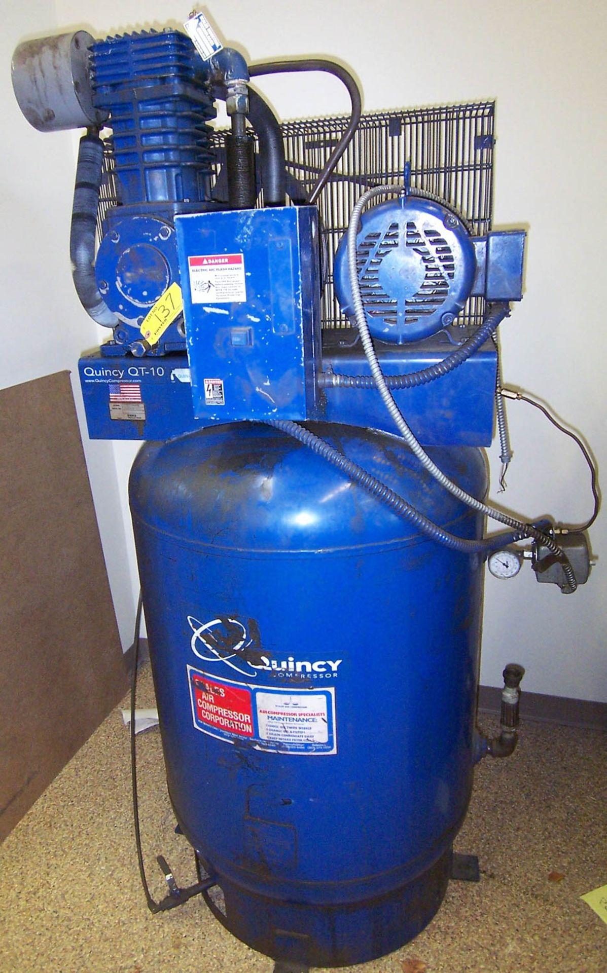 QUINCY 10HP SINGLE STAGE TANK MOUNTED VERTICAL AIR COMPRESSOR