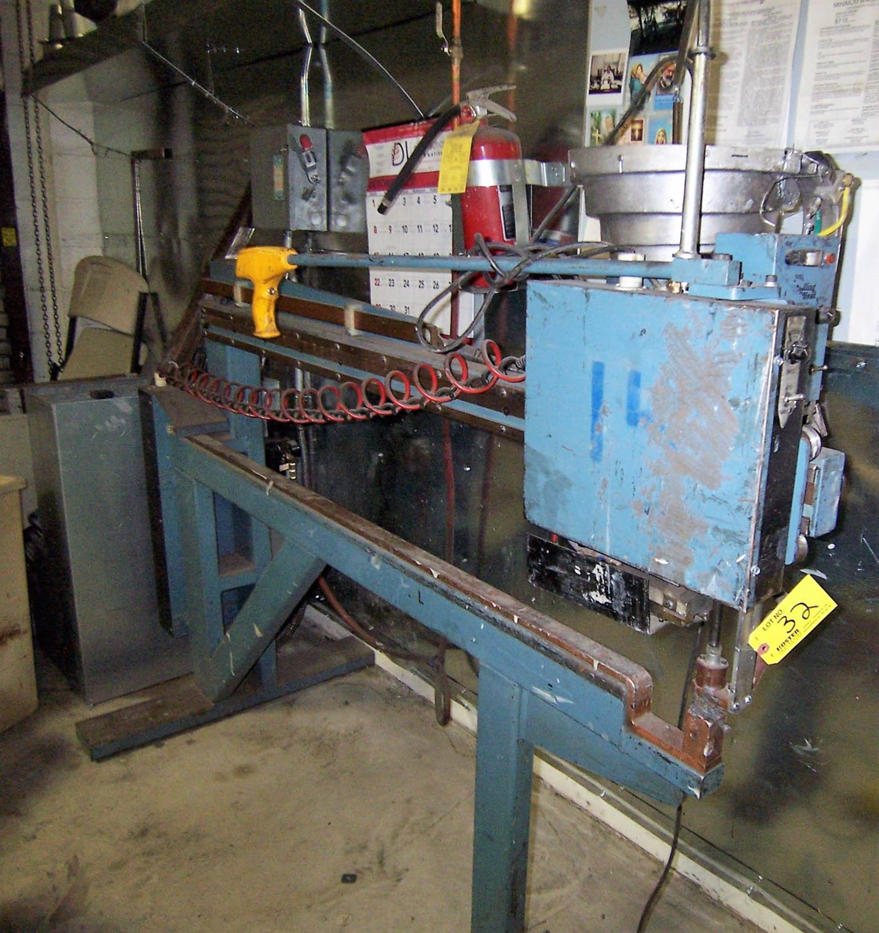 DURO-DYNE MDL. RH ROLLING HEAD PINSPOTTER, WITH VIBRATORY FEED