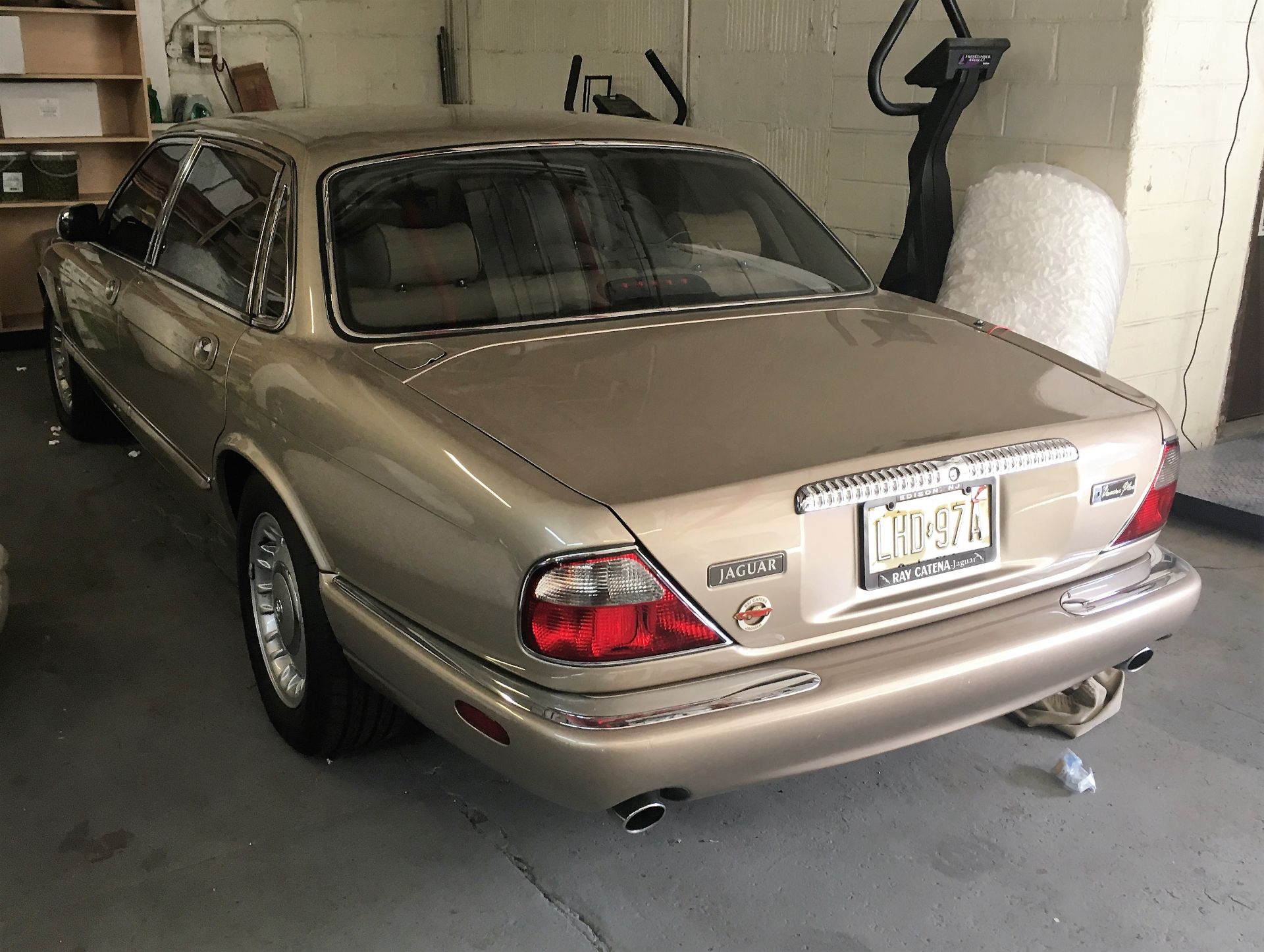 1998 JAGUAR VANDER PLAS SEDAN, SUN ROOF, APPROXIMATELY 25,600 MILES, V8 4.0, VIN#SAJKX6243WC826728 - Image 3 of 13