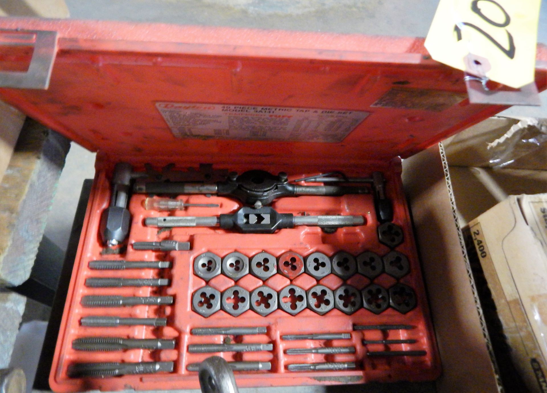 40 PIECE OF METRIC TAP AND DIE SET