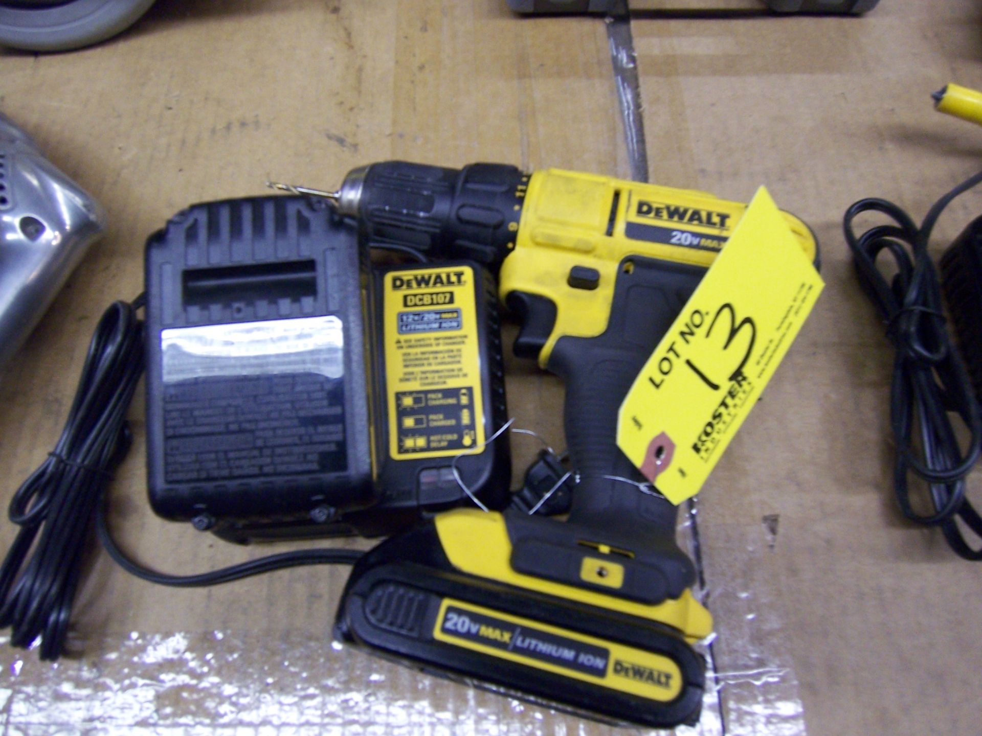 DeWALT BATTERY OPERATED HAND DRILL & CHARGER