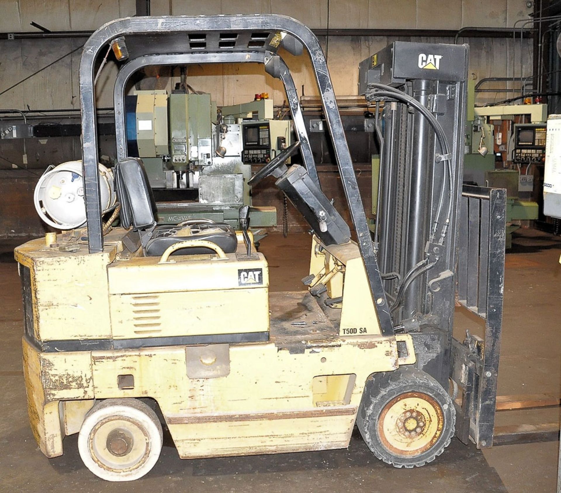 CATERPILLAR MDL. T50D 5000# CAPACITY PROPANE GAS FORKLIFT TRUCK, WITH 172'' MAX LIFT HEIGHT, SIDE - Image 2 of 3