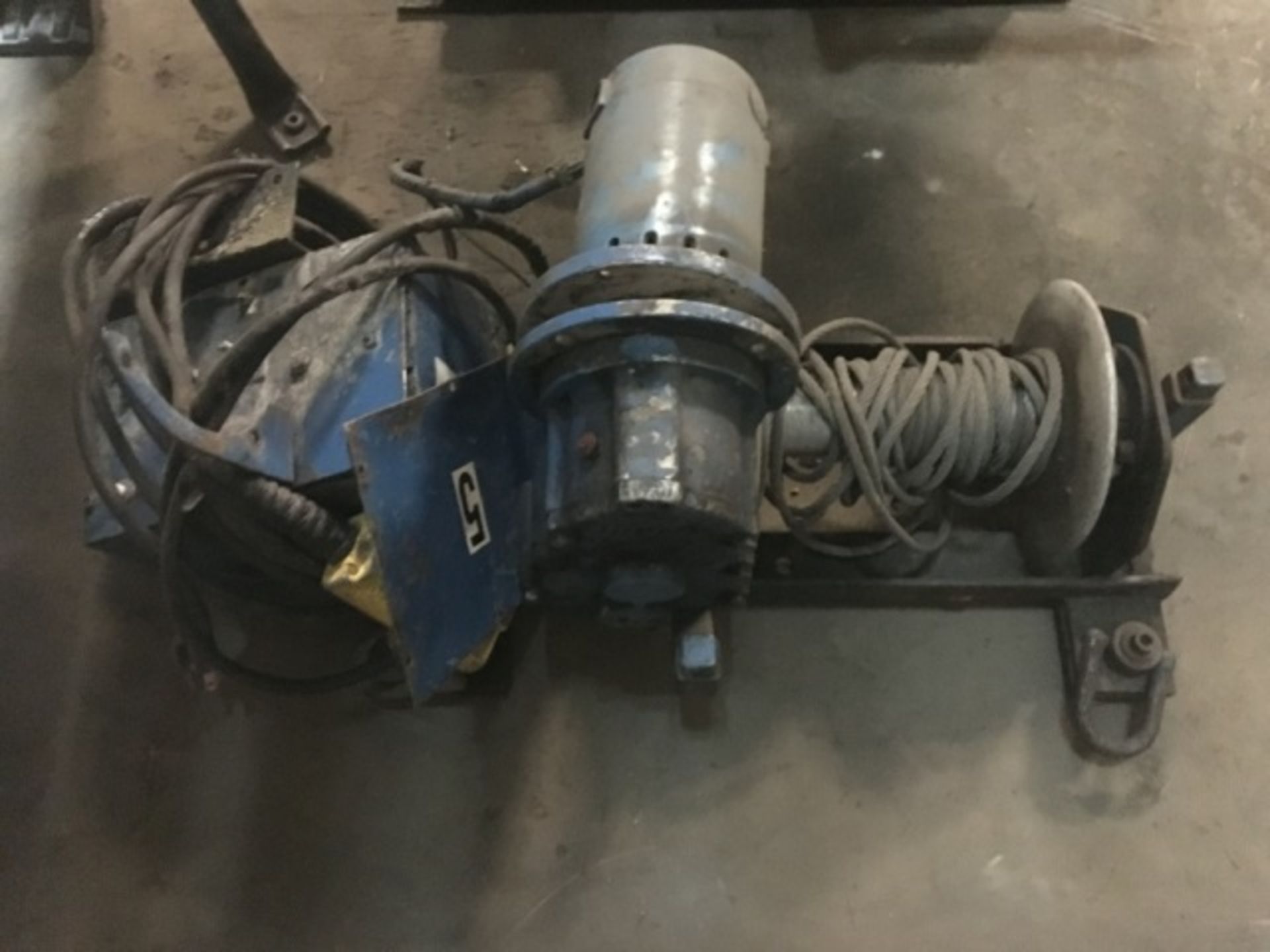 Electric portable winch hoist