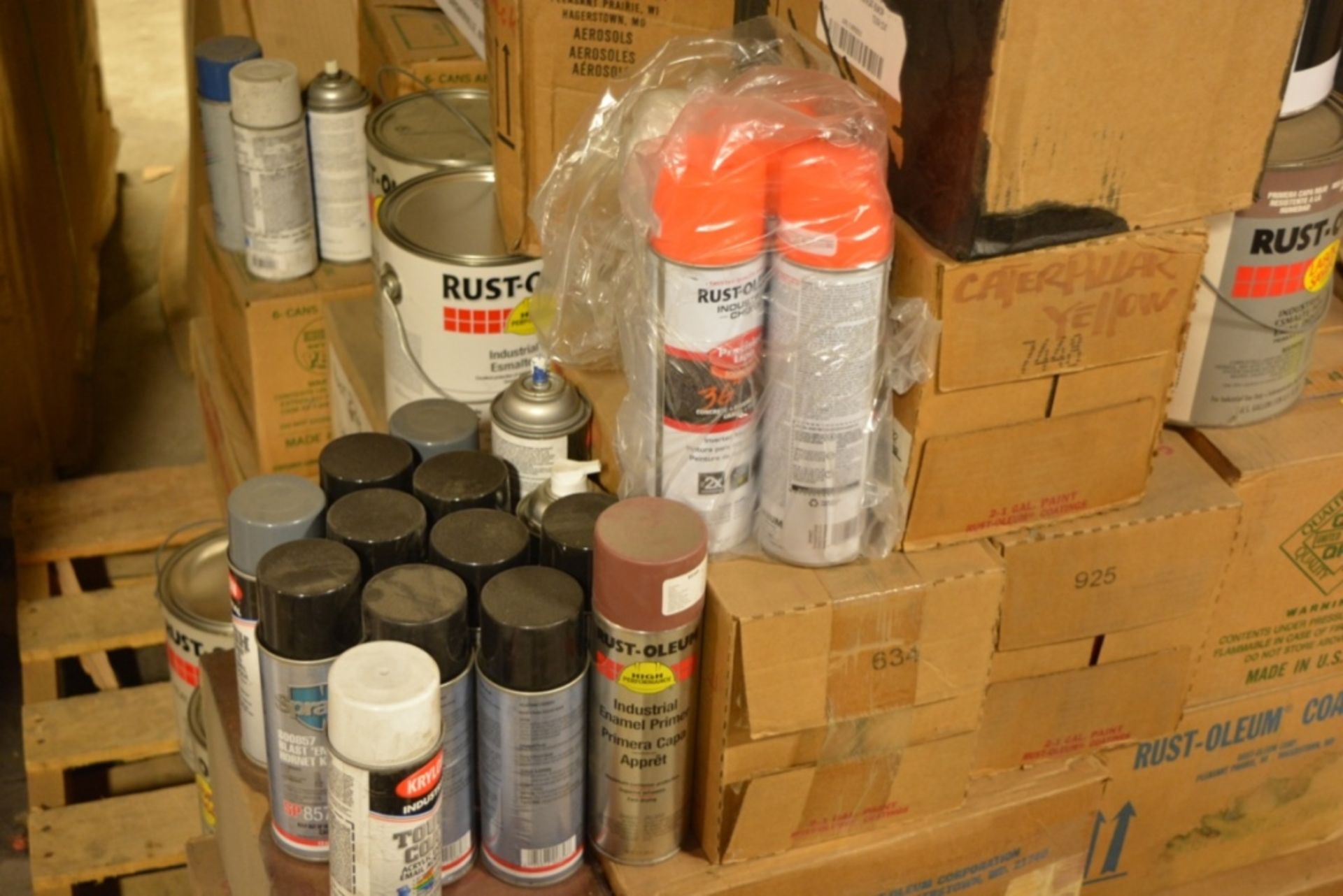 Mixed Pallet Of Spray Paint Cans & 1 Gallon Cans - Bild 2 aus 4