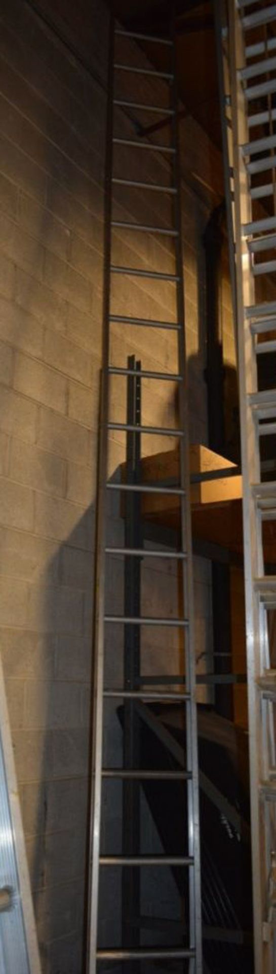 Unmarked 18' Aluminum Straight Ladder