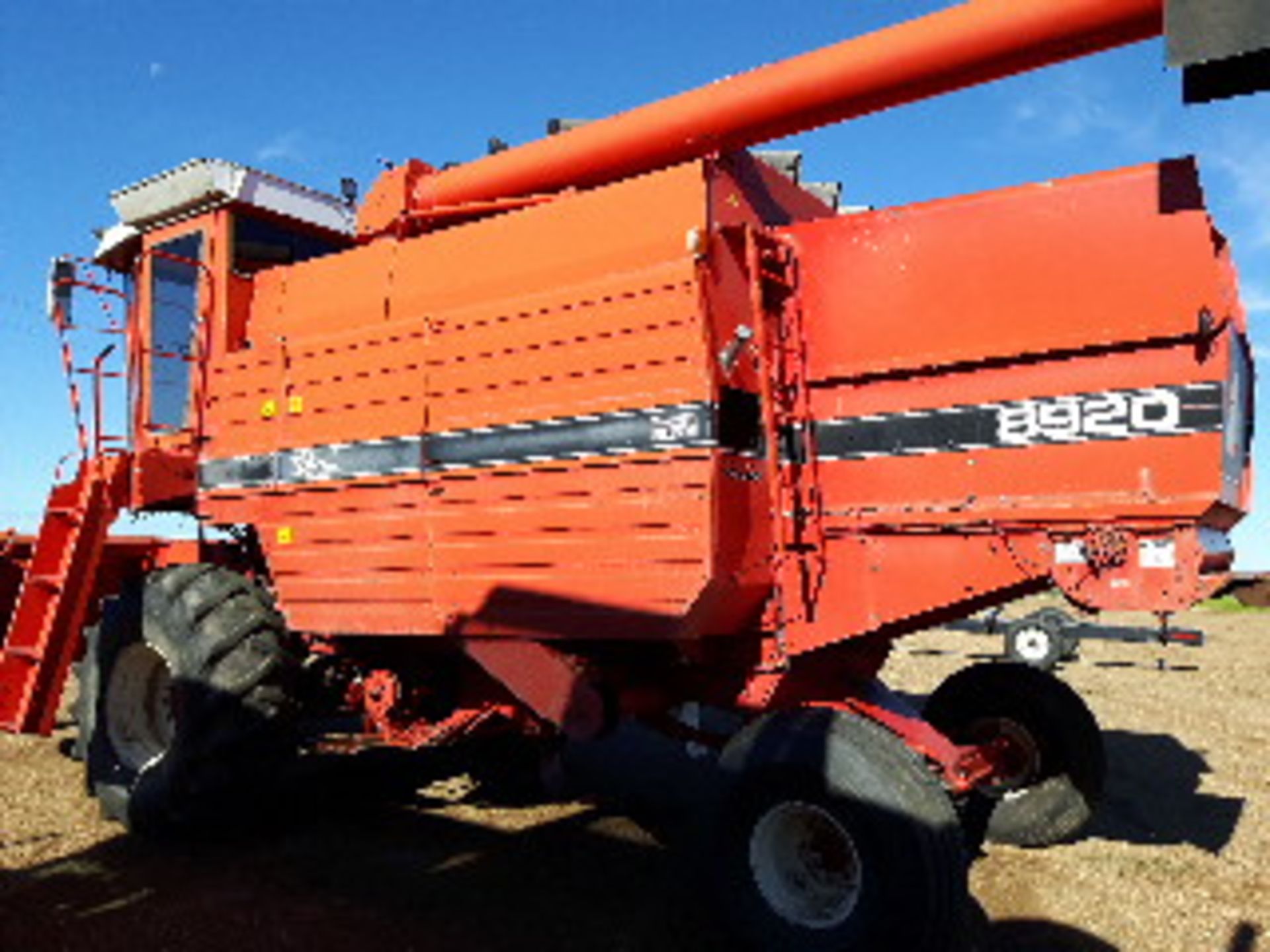 8920 White Combine c/w 913 P/U Header, 3458 hrs, 920 Str Cut Header to fit sells later as Lot # 22 - Image 7 of 10