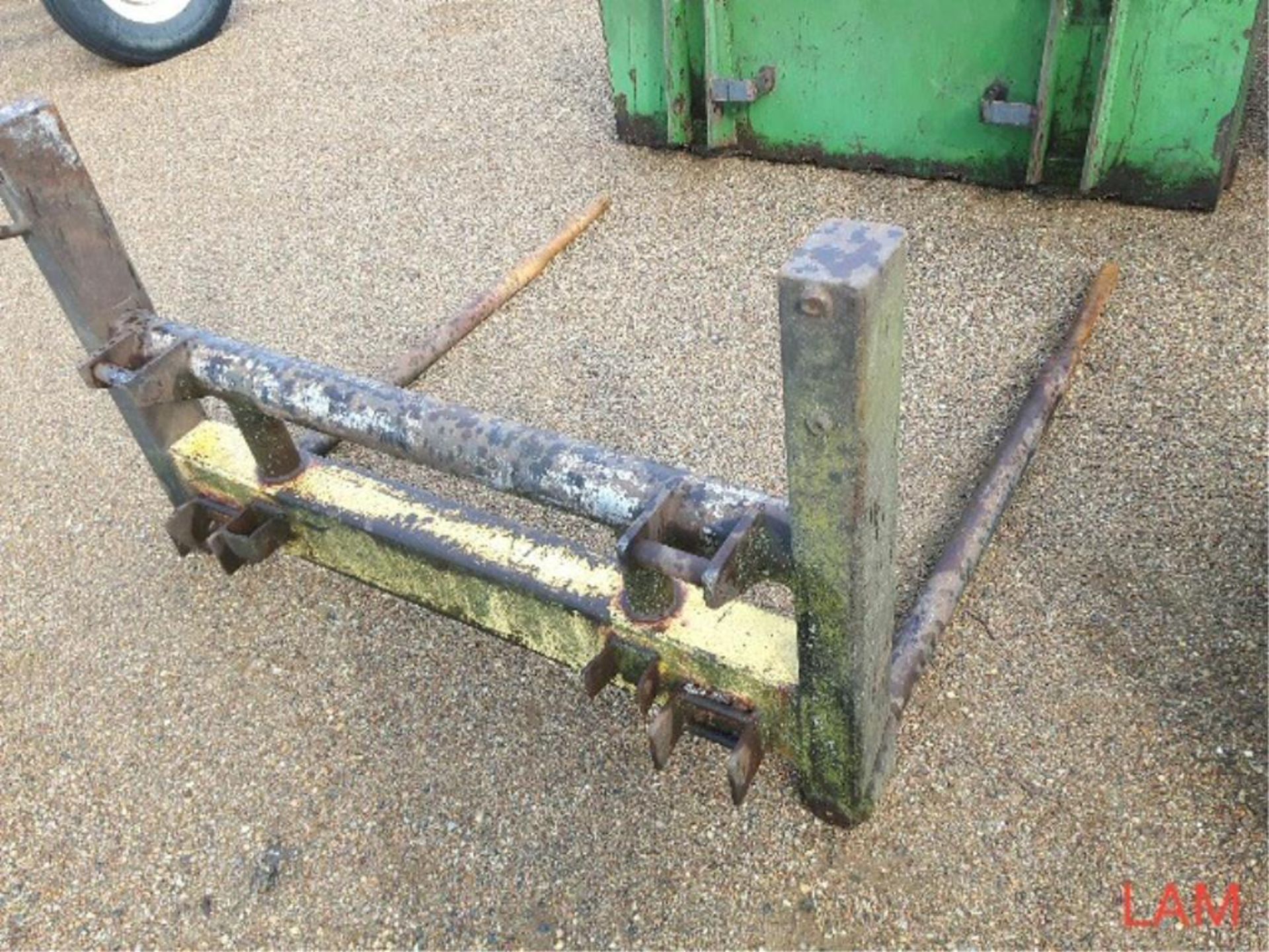 Q/A Pallet Forks to fit 260 JD Loader