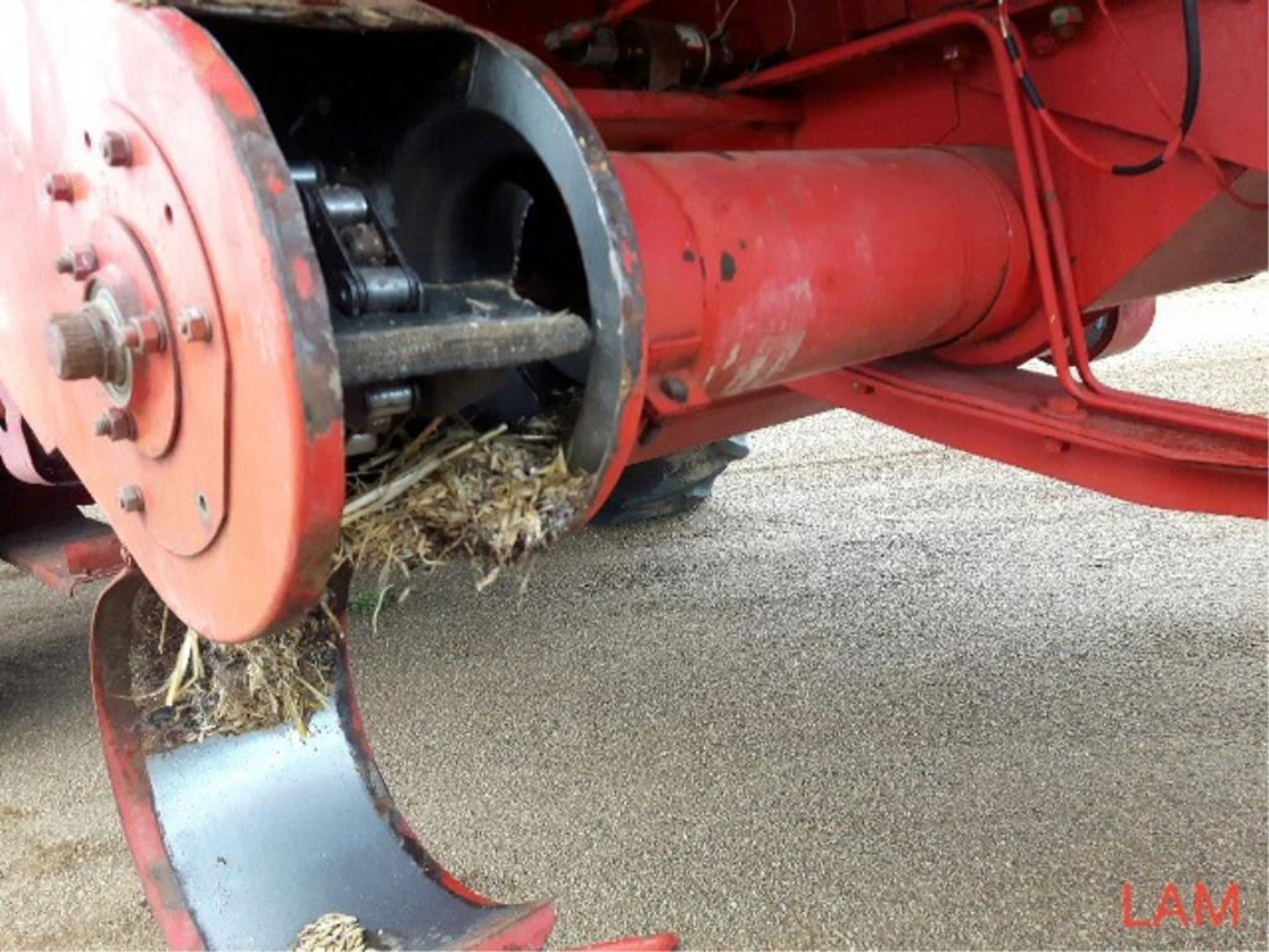 8900 White Combine 2646hrs Str Cut to fit sells later as Lot # 24 - Image 8 of 16