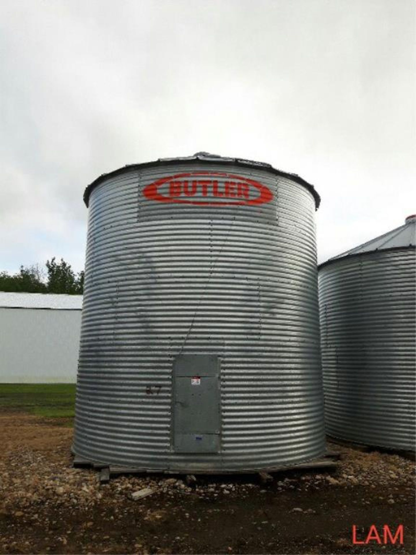 Bin E3 3500 bu 18 FT x 5-Ring Butler Grain Bin Decent Floor & Aeration Bin Located in Keg River, for