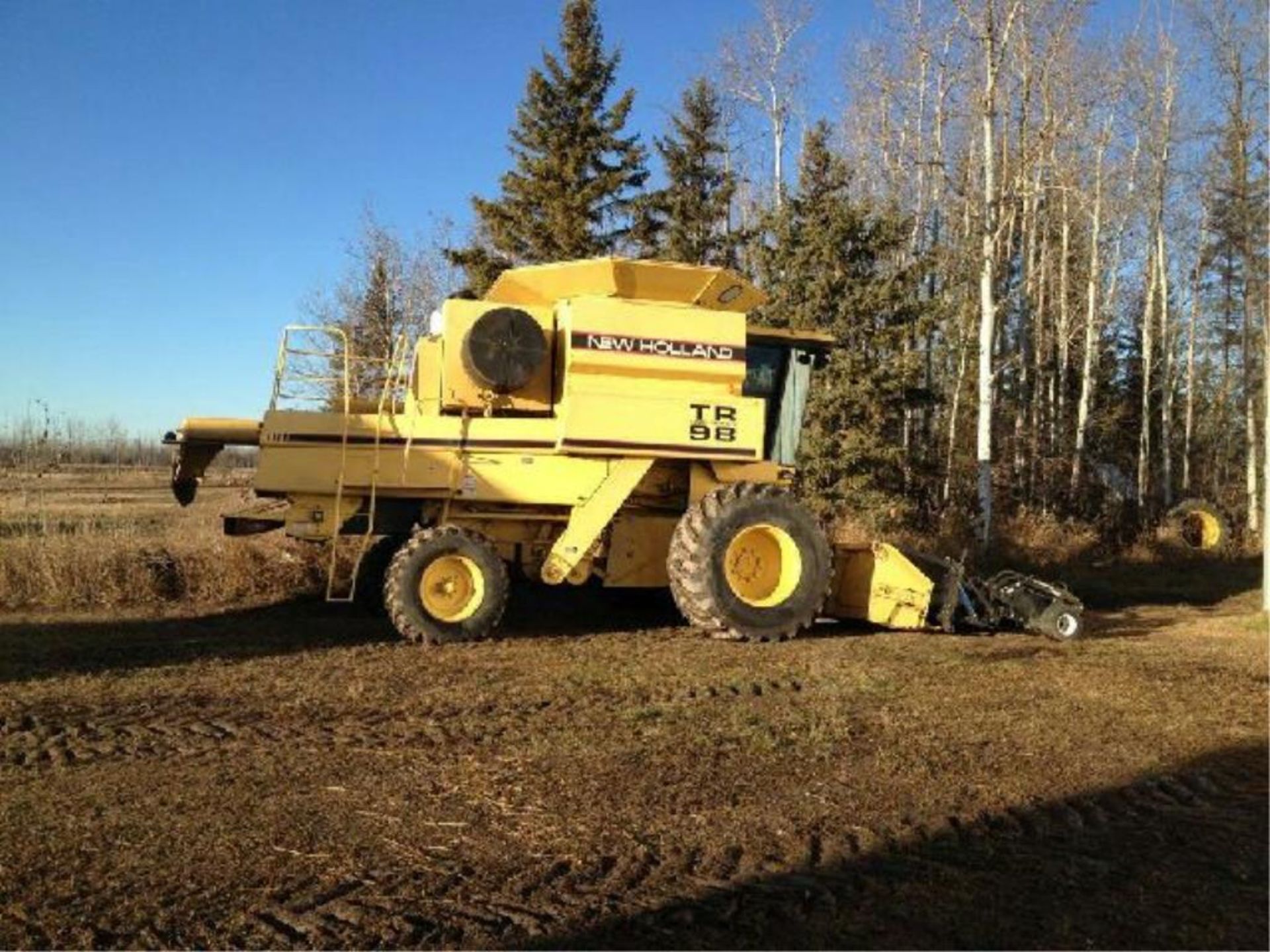 TR 98 New Holland Combine 2048 seperator hours. New feeder chain, return elevator chain and new - Image 19 of 19