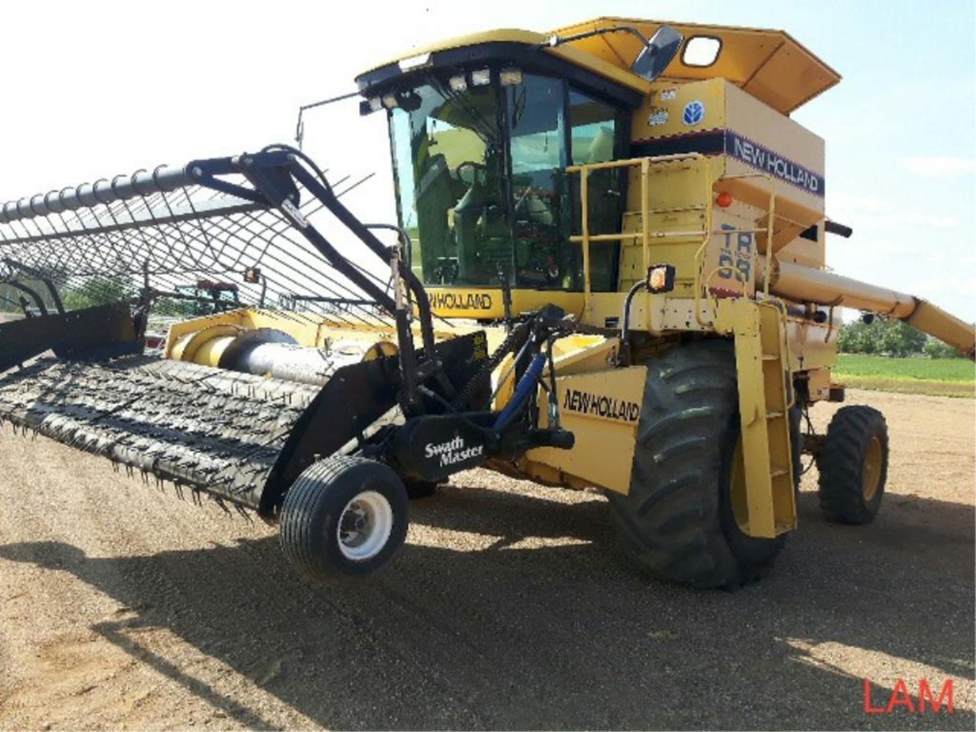 TR 98 New Holland Combine 2048 seperator hours. New feeder chain, return elevator chain and new - Image 3 of 19