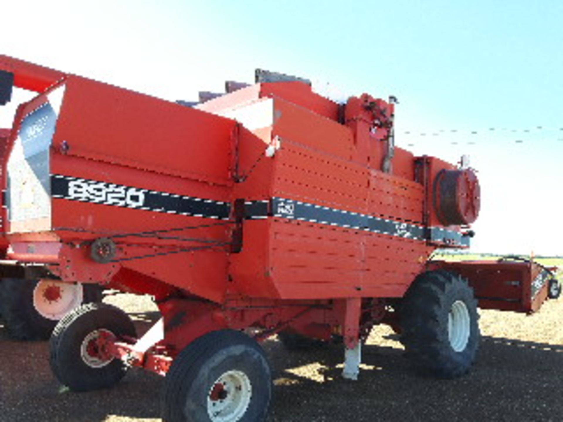 8920 White Combine c/w 913 P/U Header, 3458 hrs, 920 Str Cut Header to fit sells later as Lot # 22 - Image 4 of 10