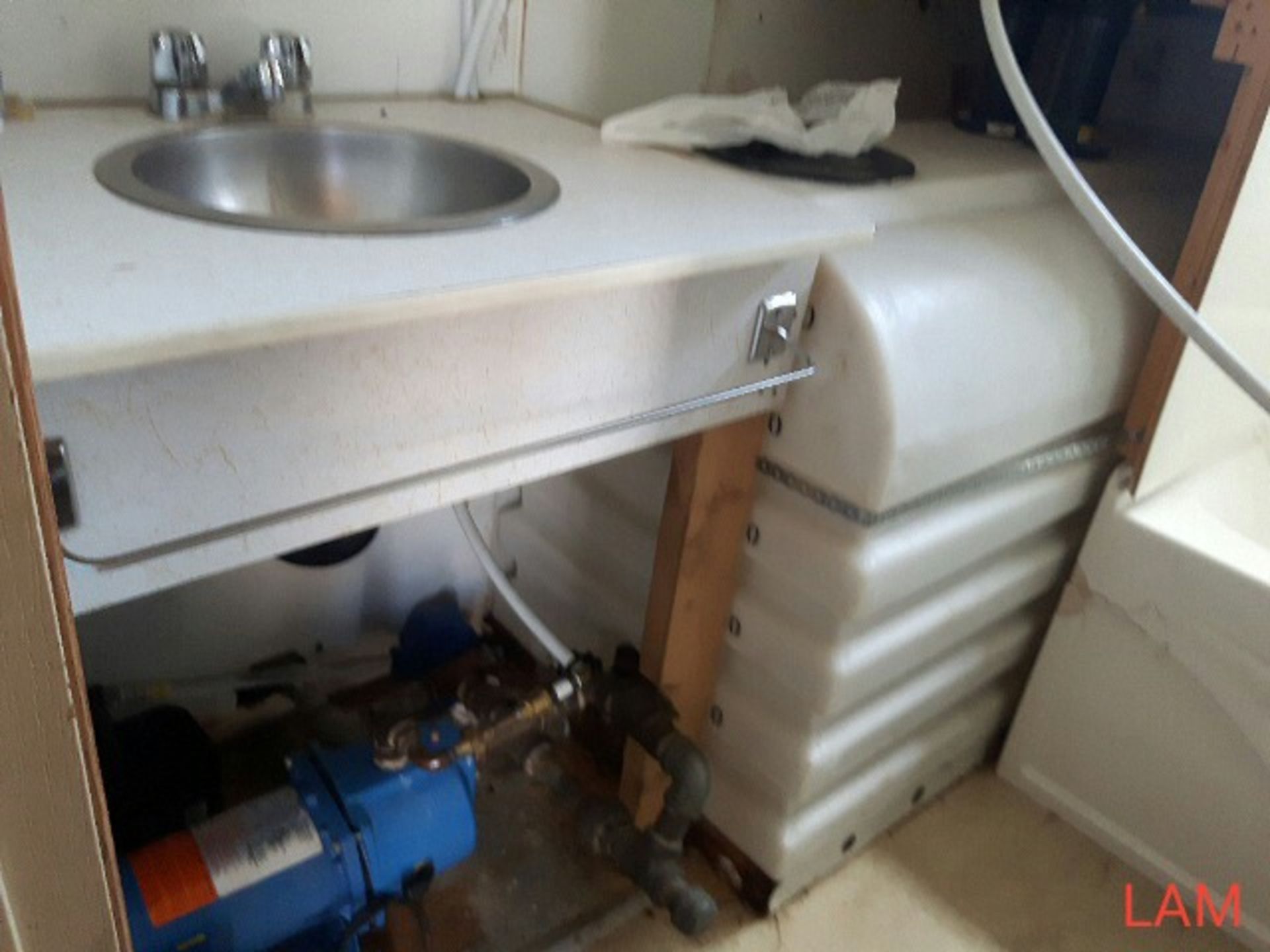 10 x 40 Wellsite Unit 2-Bedroom, 1-Bath,Electric Hot Water Tank, 2- 500gal. Pigs - Image 8 of 9