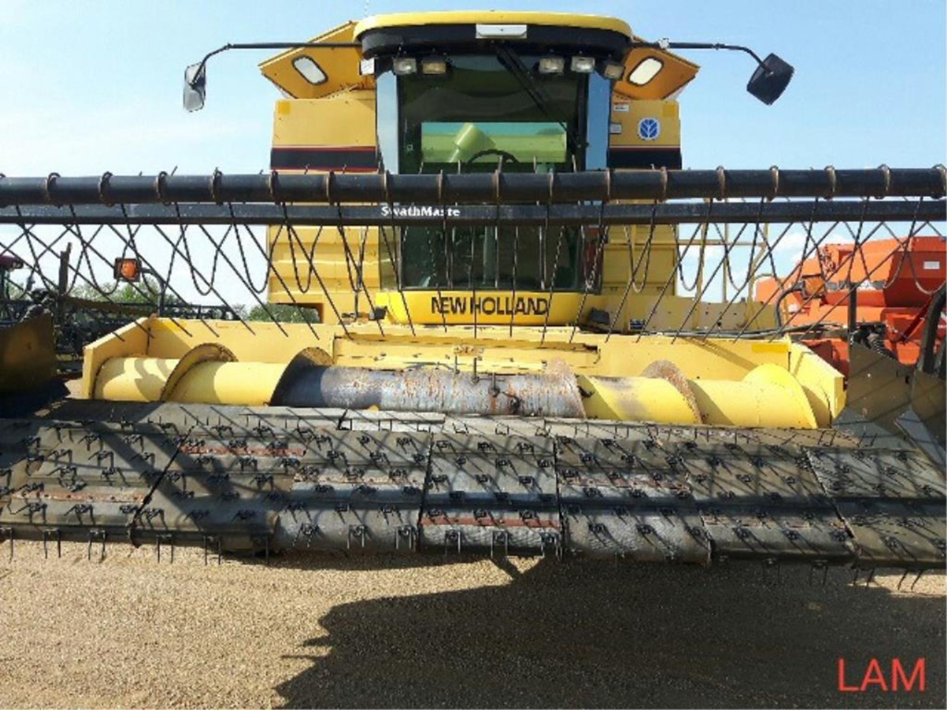 TR 98 New Holland Combine 2048 seperator hours. New feeder chain, return elevator chain and new - Image 4 of 19