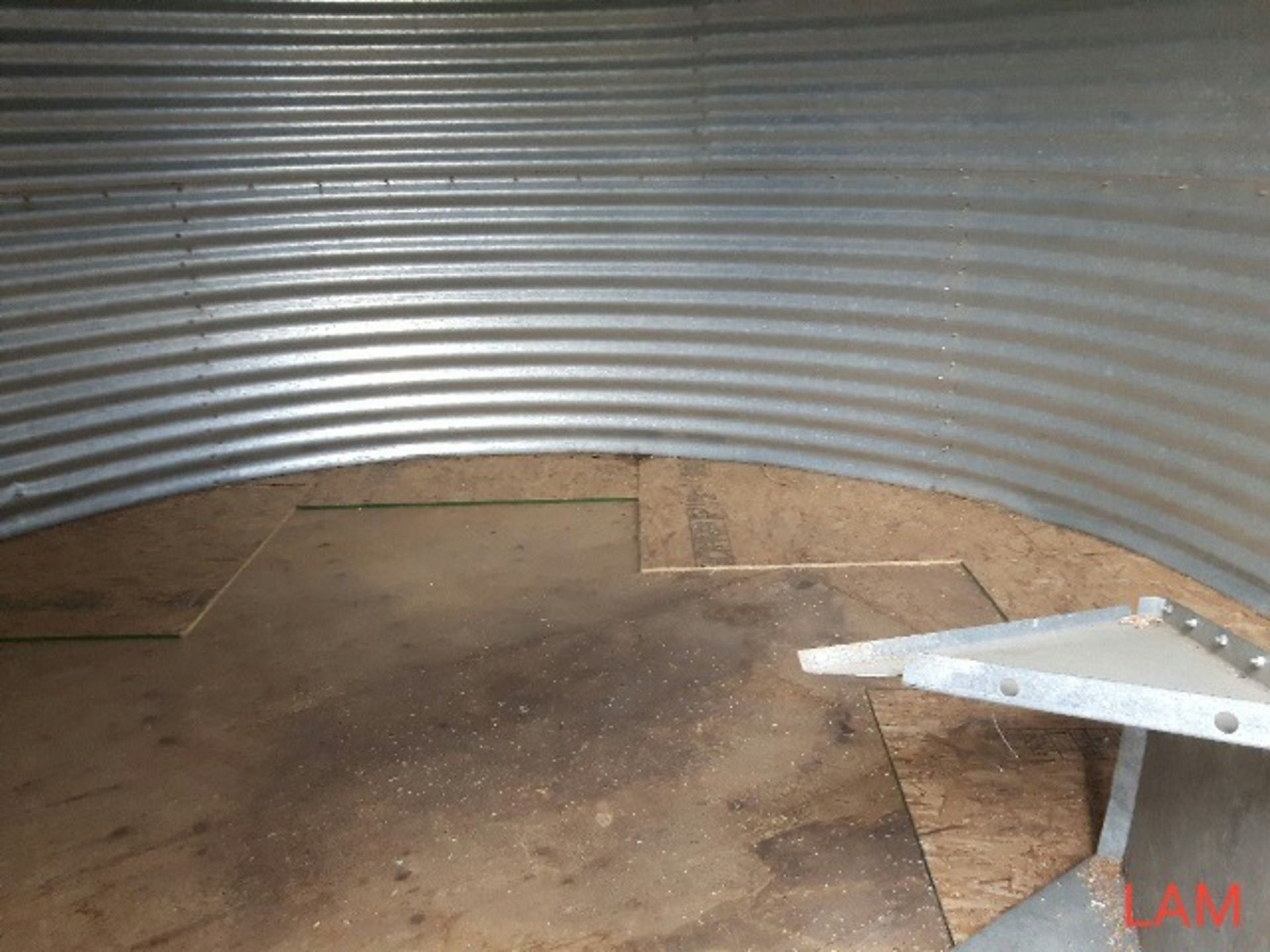 Bin E6 2000 bu 14 FT x 4-Ring Butler Grain Bin Bin Located in Keg River, for more info contact Ernie - Image 2 of 3