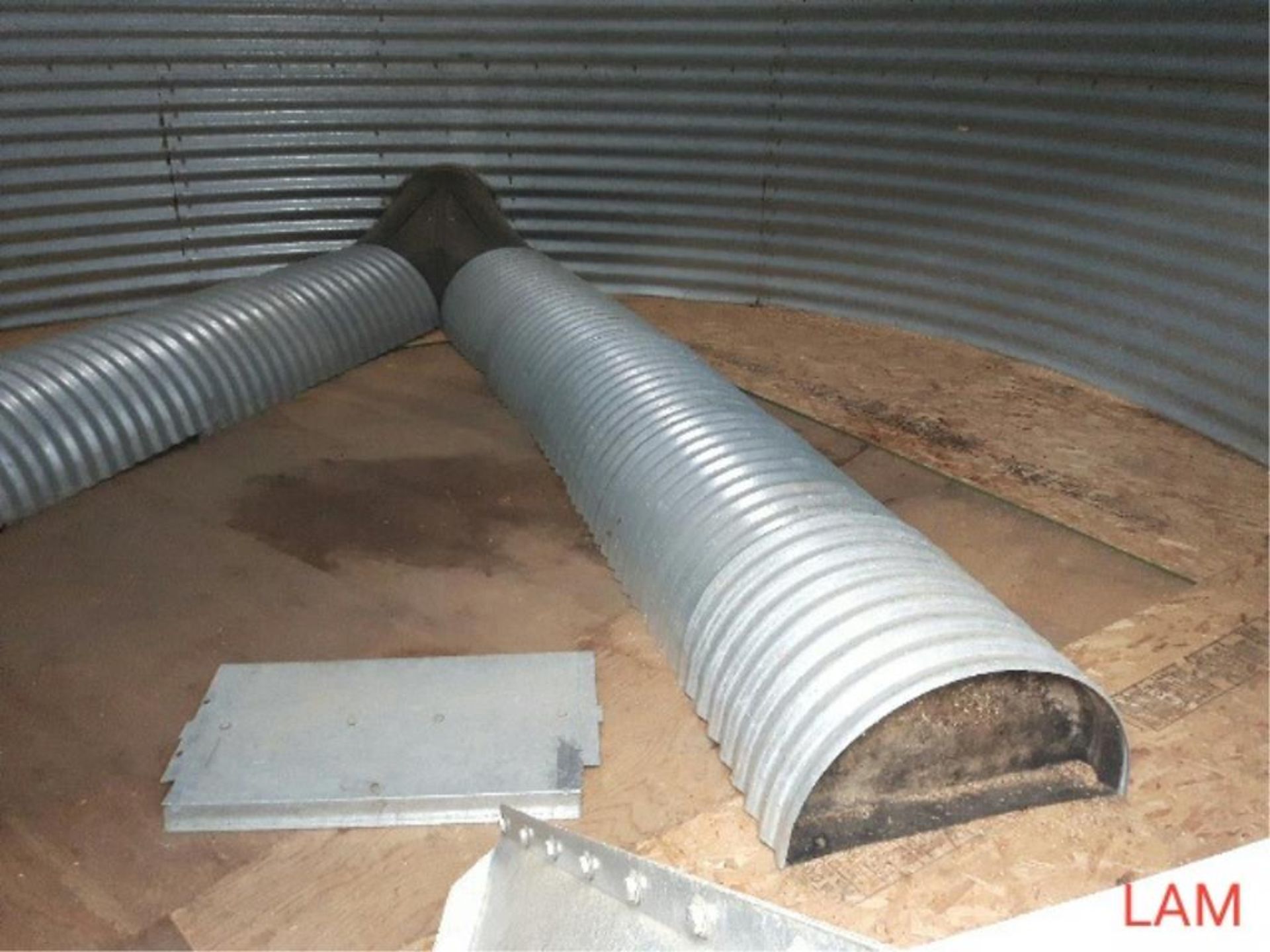 Bin E3 3500 bu 18 FT x 5-Ring Butler Grain Bin Decent Floor & Aeration Bin Located in Keg River, for - Image 2 of 4