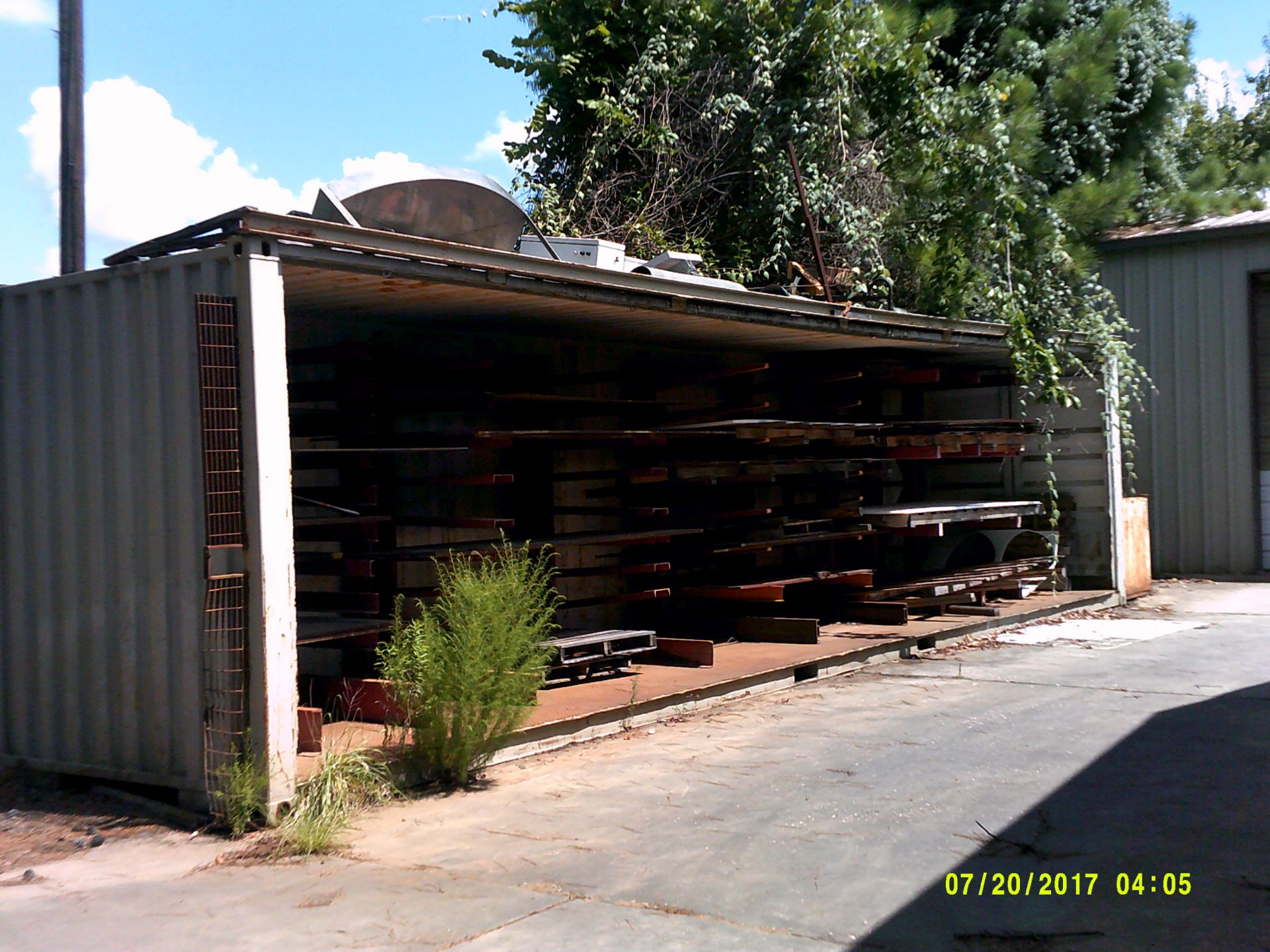 (3) storage containers, 6'x9'x3' pallet rack, (5) wire rolling carts, propane cage, etc. - Bild 7 aus 7