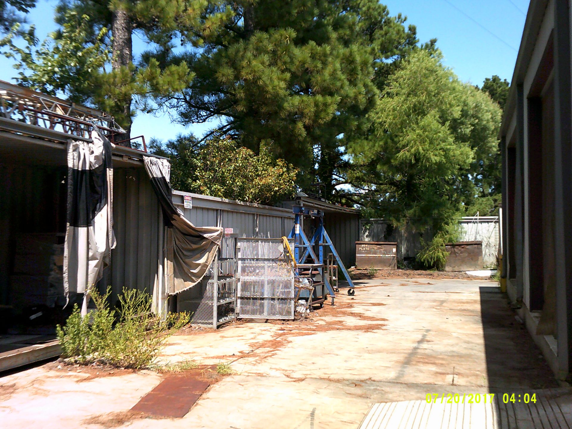 (3) storage containers, 6'x9'x3' pallet rack, (5) wire rolling carts, propane cage, etc. - Bild 2 aus 7