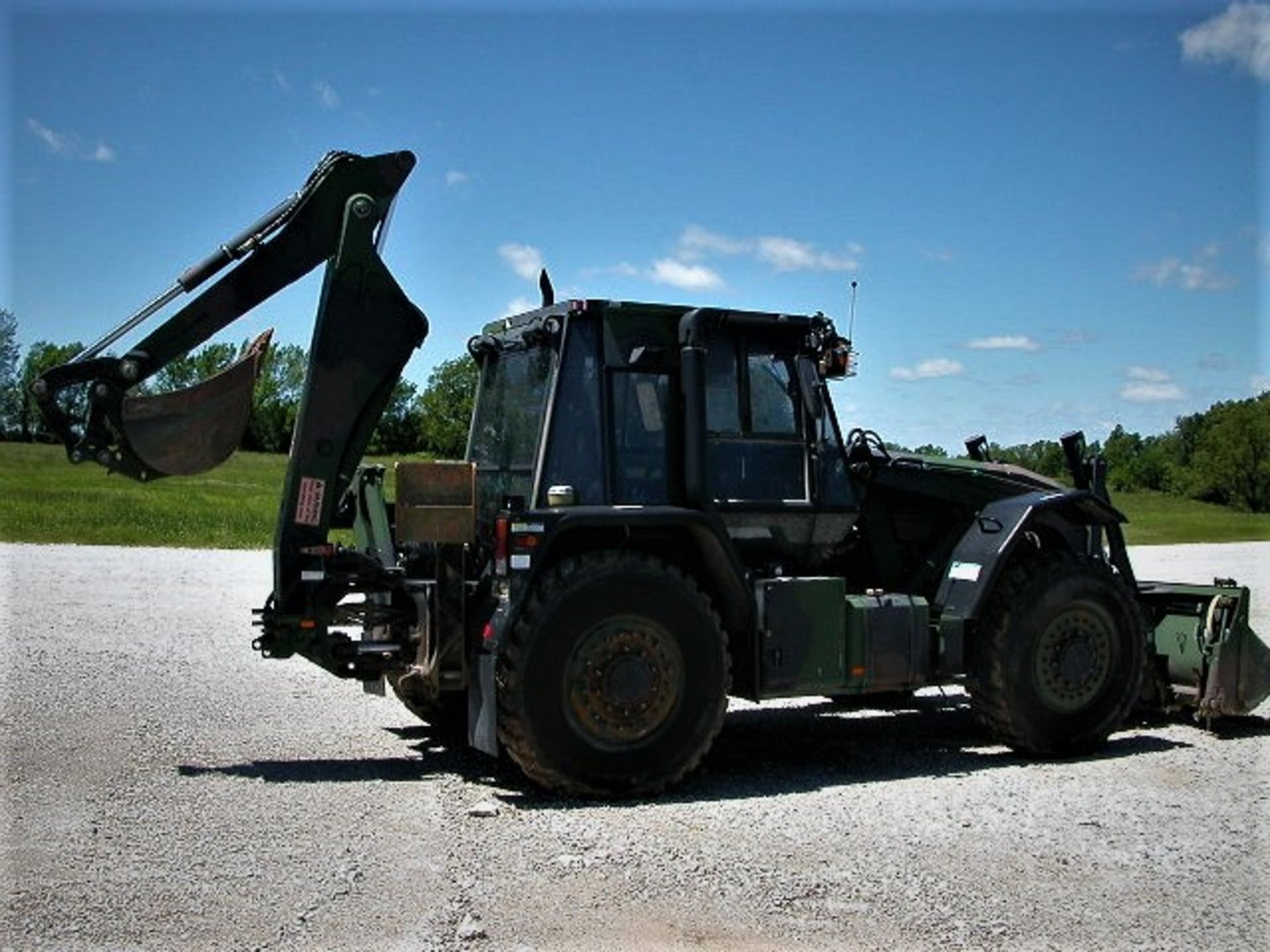 IHMEE - Military High Mobility Engineering Vehicle/Excavator - (3124 Miles) - Excellent Condition! - Image 3 of 16