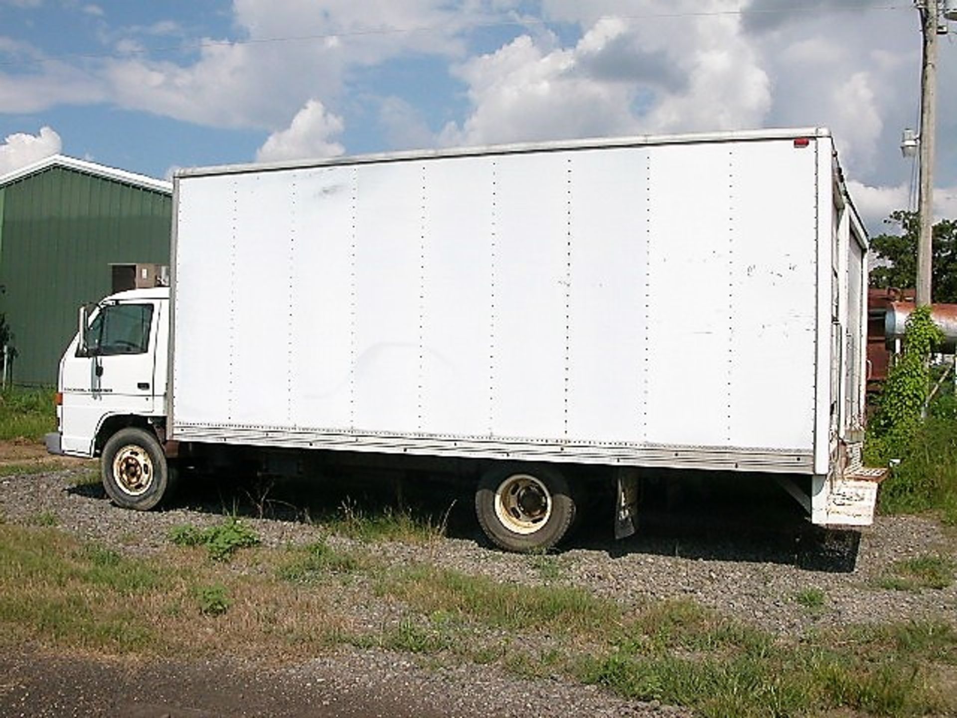 1986 Isuzu NPR Box Delivery Truck Last 6 of VIN (405054) - Image 2 of 8