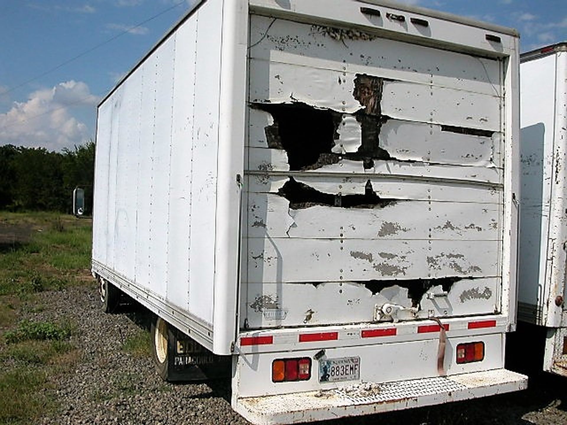 1986 Isuzu NPR Box Delivery Truck Last 6 of VIN (405054) - Image 6 of 8