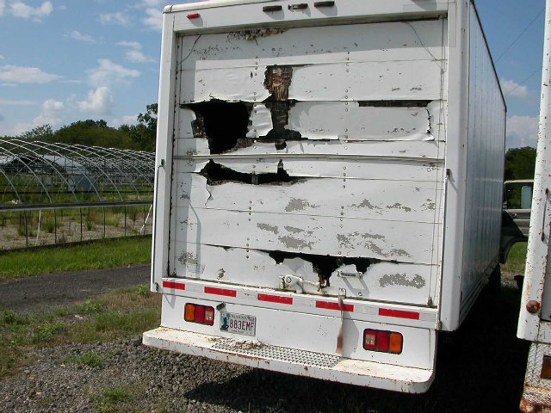 1986 Isuzu NPR Box Delivery Truck Last 6 of VIN (405054) - Image 5 of 8
