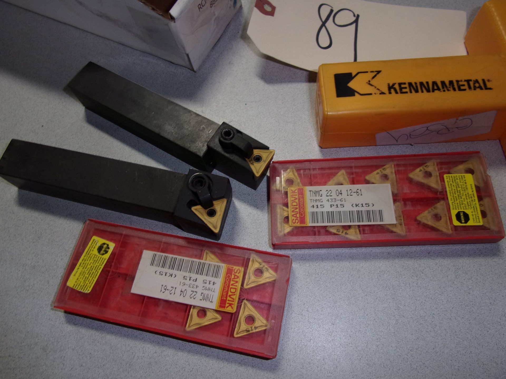 (2) NEW KENNAMETAL CARBIDE INSERT LATHE TOOLS W/ 16 CARBIDE INSERTS - Bild 2 aus 2