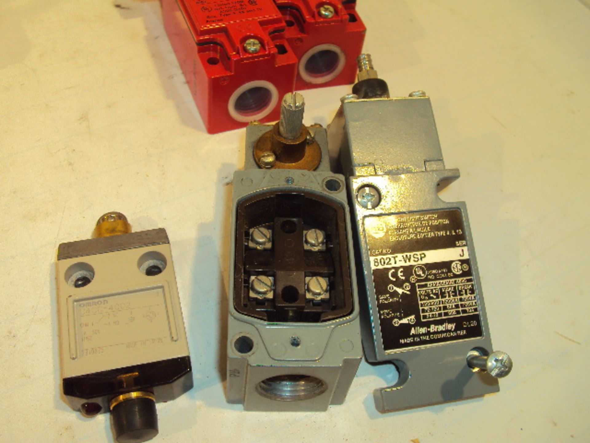 (8) Assorted Limit Switches Allen Bradley, Omron, Banner & Telemecanique - Image 5 of 5