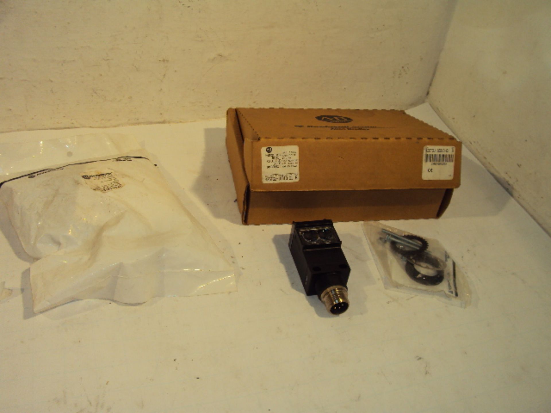 (2) Allen Bradley 42GRU-9203-QD6 & 42GTGU-10010-Q1 Photo Electric Switches as a lot