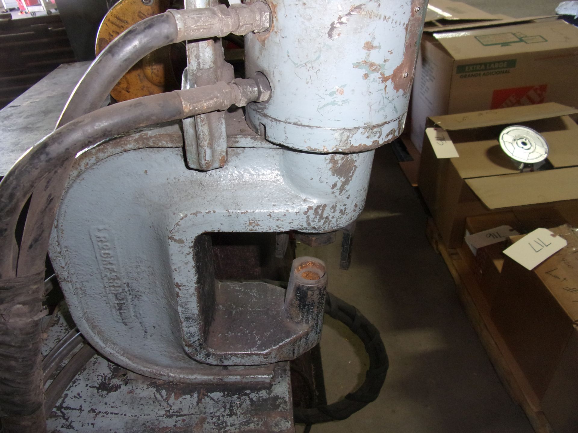 HYDRAULIC C FRAME PUNCH W/ PUMP ON STAND - Image 2 of 5