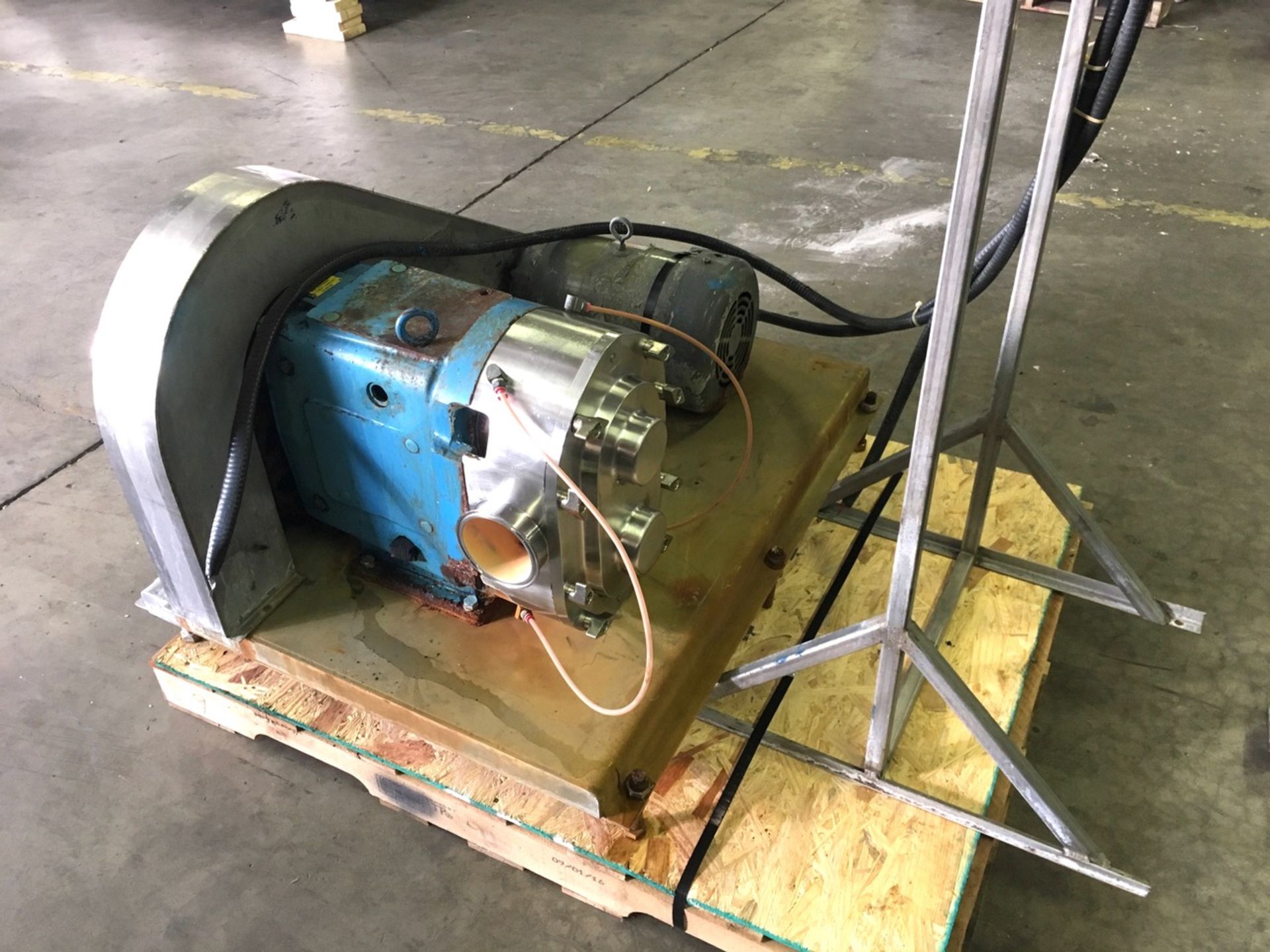 Waukesha Positive Displacement Pump Model: 220 Serial: 13220 SS 4.5in IN 4.5in OUTMounted to - Image 2 of 6