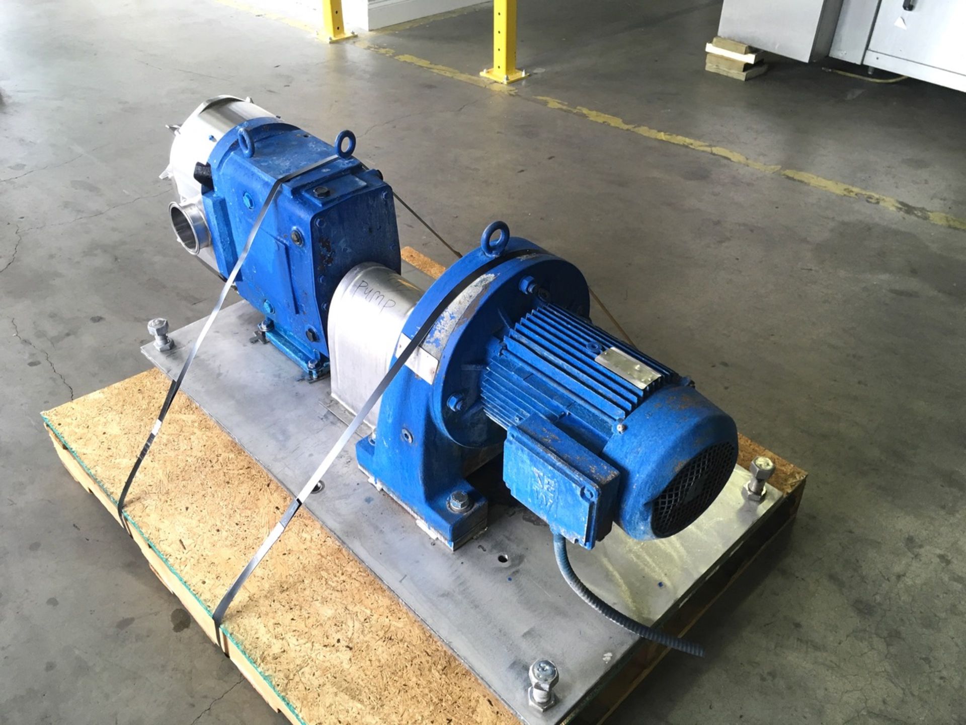 Waukesha Positive Displacement Pump Model: 220 Serial:411740-06 4.5in IN 4.5in OUTMounted on a - Image 3 of 5