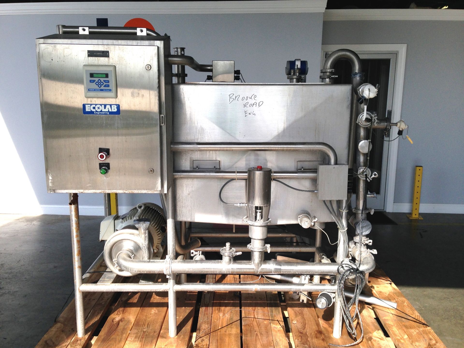 Ecolab Single Tank CIP System Model: 5400 Control and 3001 Skid Serial: 24101 Year: 2002Single Tank, - Image 2 of 11