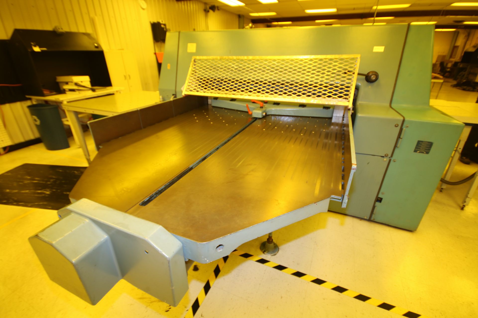 Wohlenberg 61” Guillotine, Model 155 (MCS), S/N 3091-010 (PLC) with Air Bed Table, Aprox. 78” L x - Image 4 of 10