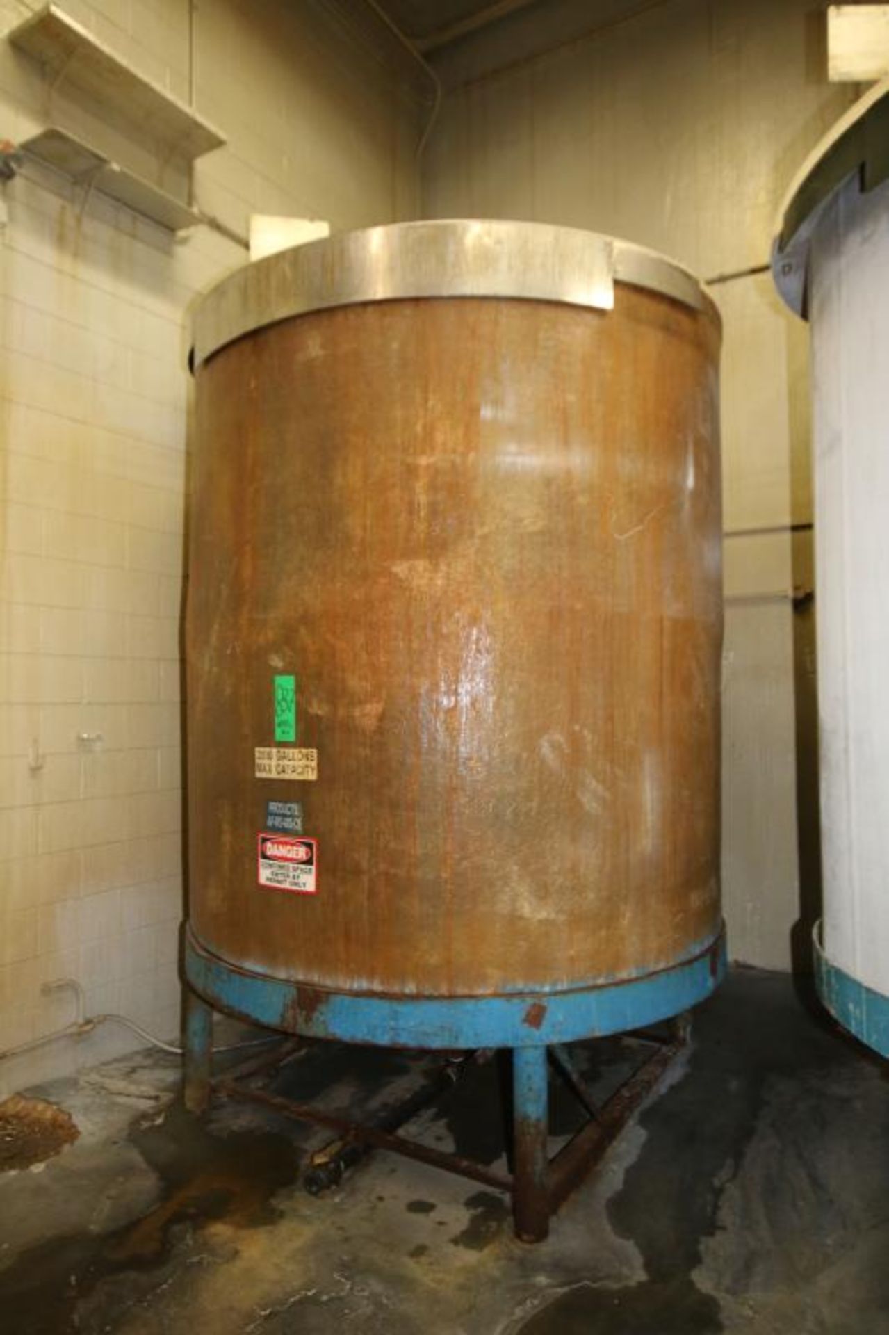 2,500 Gal. Vertical Poly Tank, Aprox. 1 hp Agitator, Mounted on Steel Legs, LOCATED IN BRIDGEVIEW,